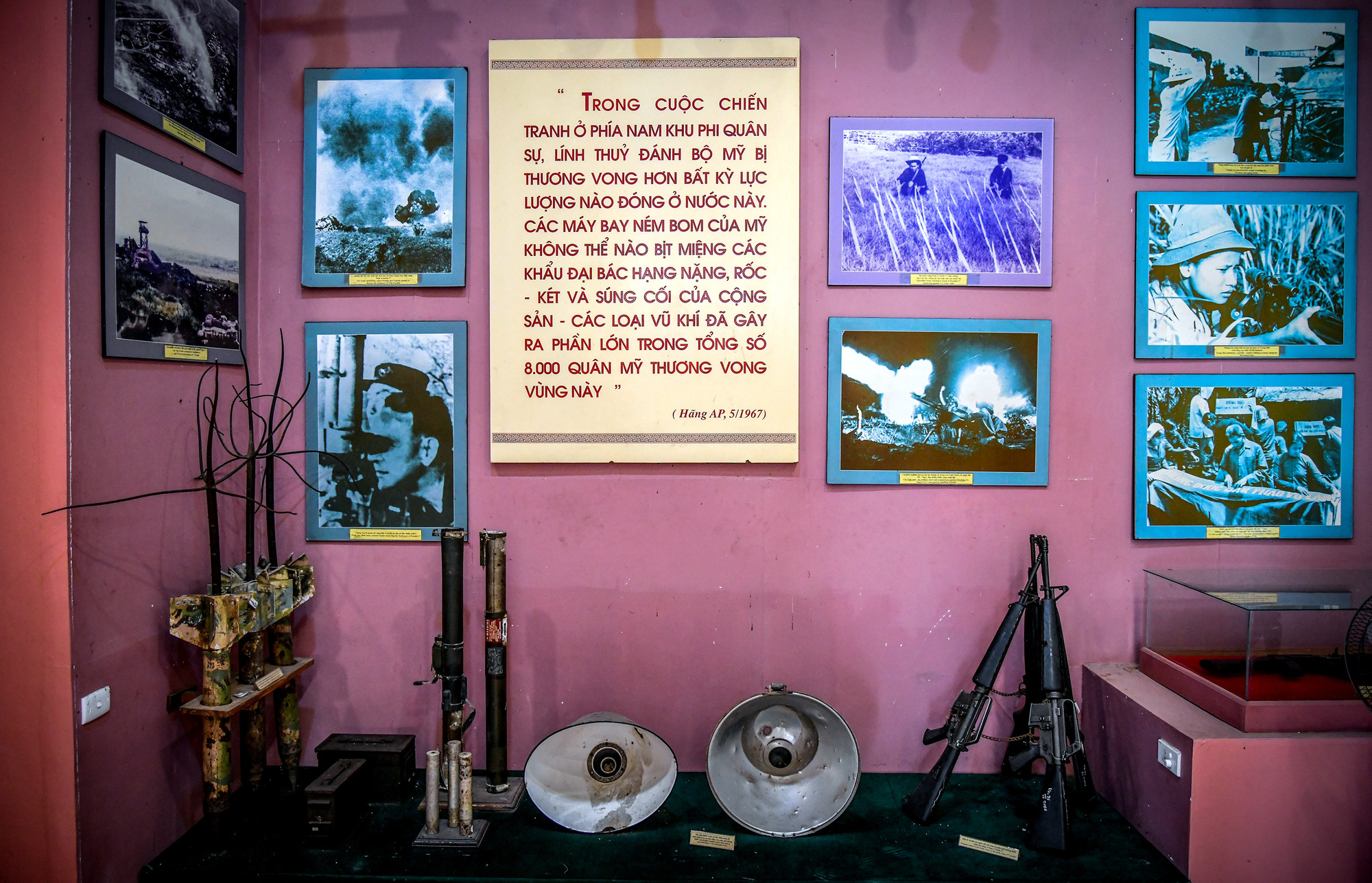 Đến tham quan, du khách cũng có thể tìm hiểu thêm về lịch sử cụm di tích thông qua các hiện vật được trưng bày tại Nhà trưng bày “Vĩ tuyến 17 và khát vọng thống nhất non sông”.