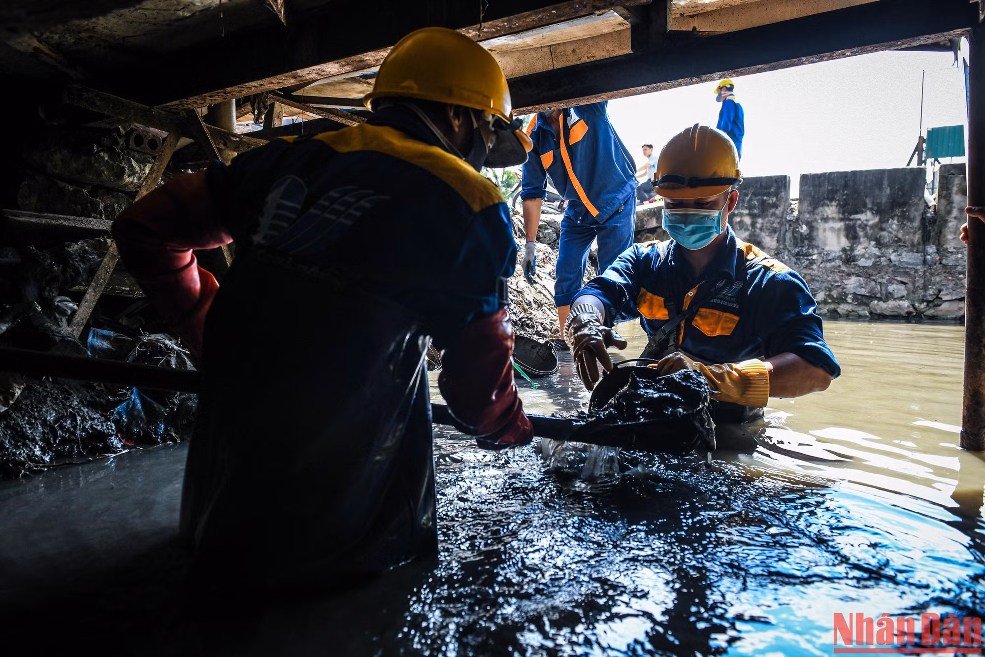 “Ai cũng nghĩ cống là để thoát nước, nhưng cống ở Hà Nội thì không phải như thế. Đó là một cái túi chứa rác khổng lồ và khủng khiếp”, ông Đỗ Văn Công - một công nhân có hơn 30 năm "chui cống" vừa làm việc vừa chia sẻ. “Ai cũng nghĩ cống là để thoát nước, nhưng cống ở Hà Nội thì không phải như thế. Đó là một cái túi chứa rác khổng lồ và khủng khiếp”, ông Đỗ Văn Công - một công nhân có hơn 30 năm "chui cống" vừa làm việc vừa chia sẻ.