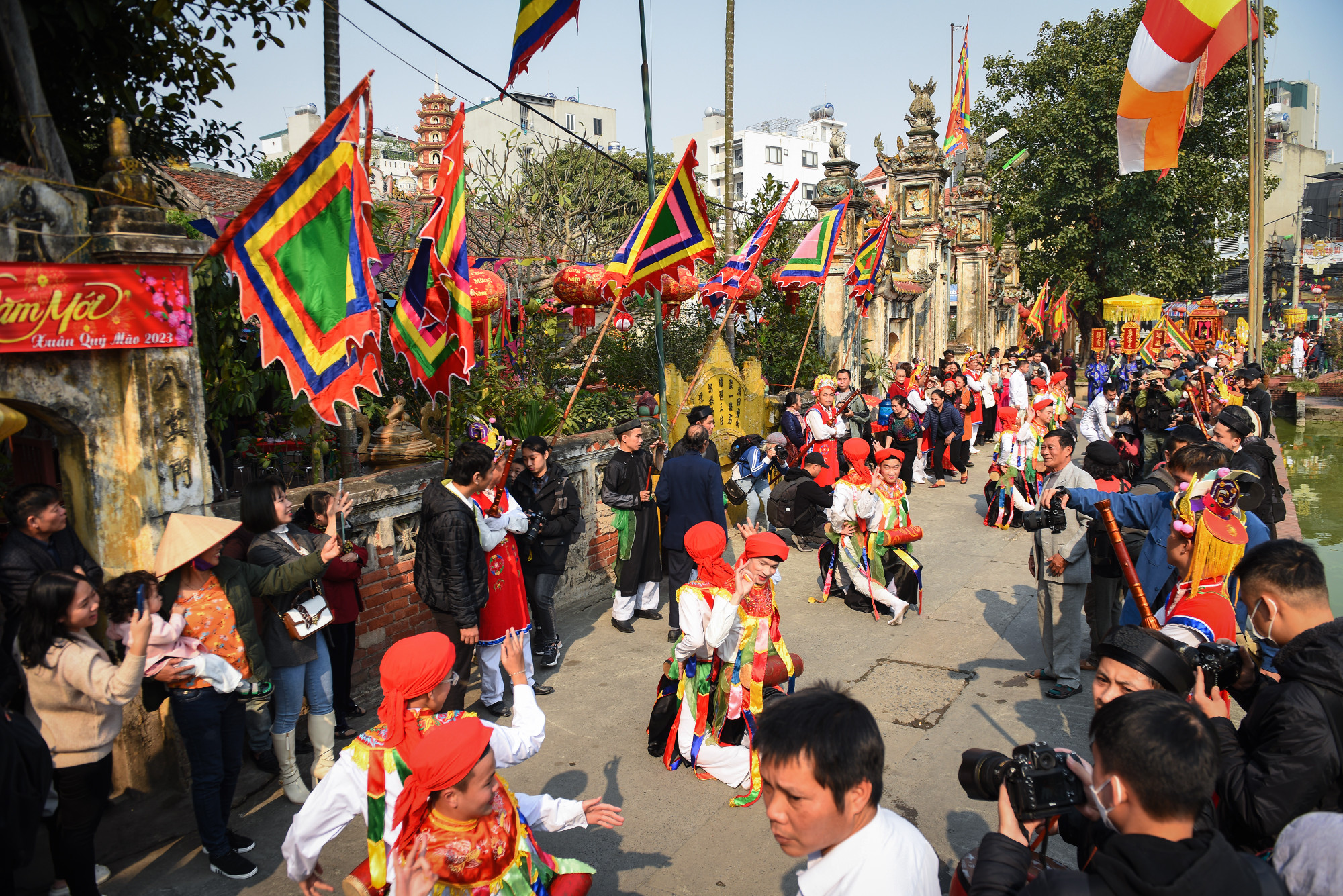 Điểm nhấn của Lễ hội nằm ở màn múa “con đĩ đánh bồng” của các chàng trai giả gái.