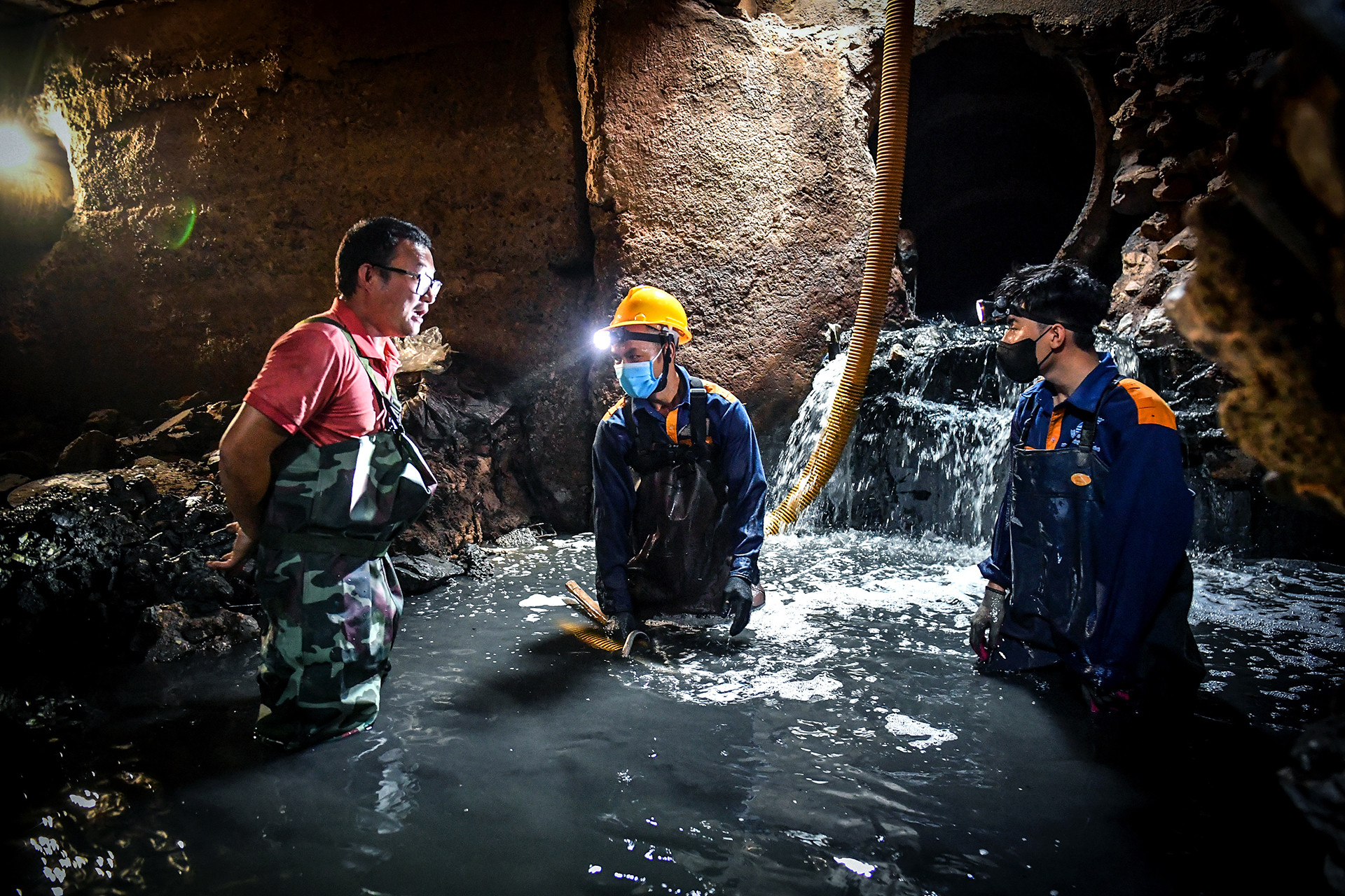 [Ảnh] Một ngày "đội nắng, hút bùn" của công nhân vệ sinh cống ngầm Hà Nội ảnh 9
