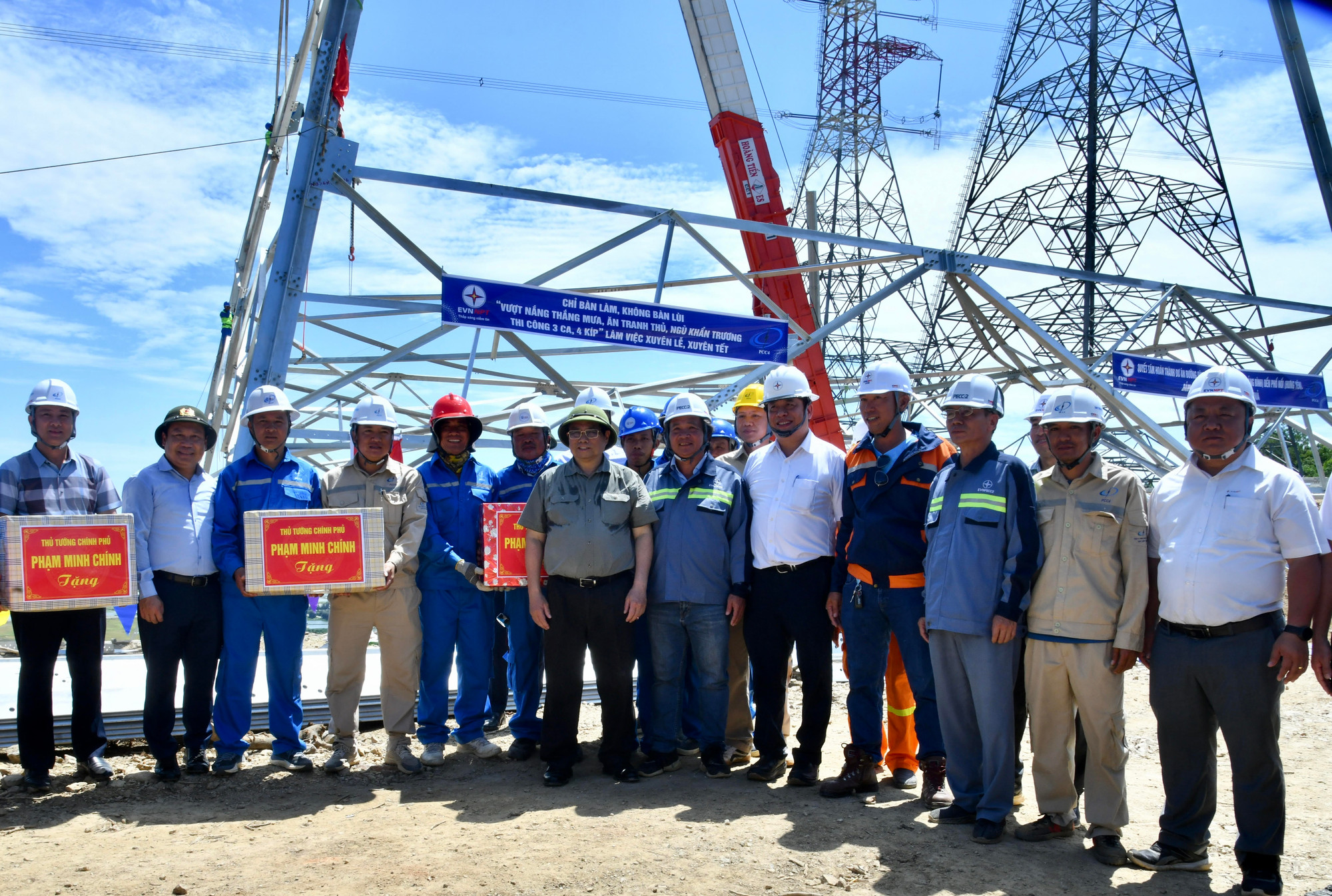 Thủ tướng Phạm Minh Chính tặng quà kỹ sư, công nhân thi công tại vị trí số 2 Đường dây 500kV Quảng Trạch -Quỳnh Lưu.