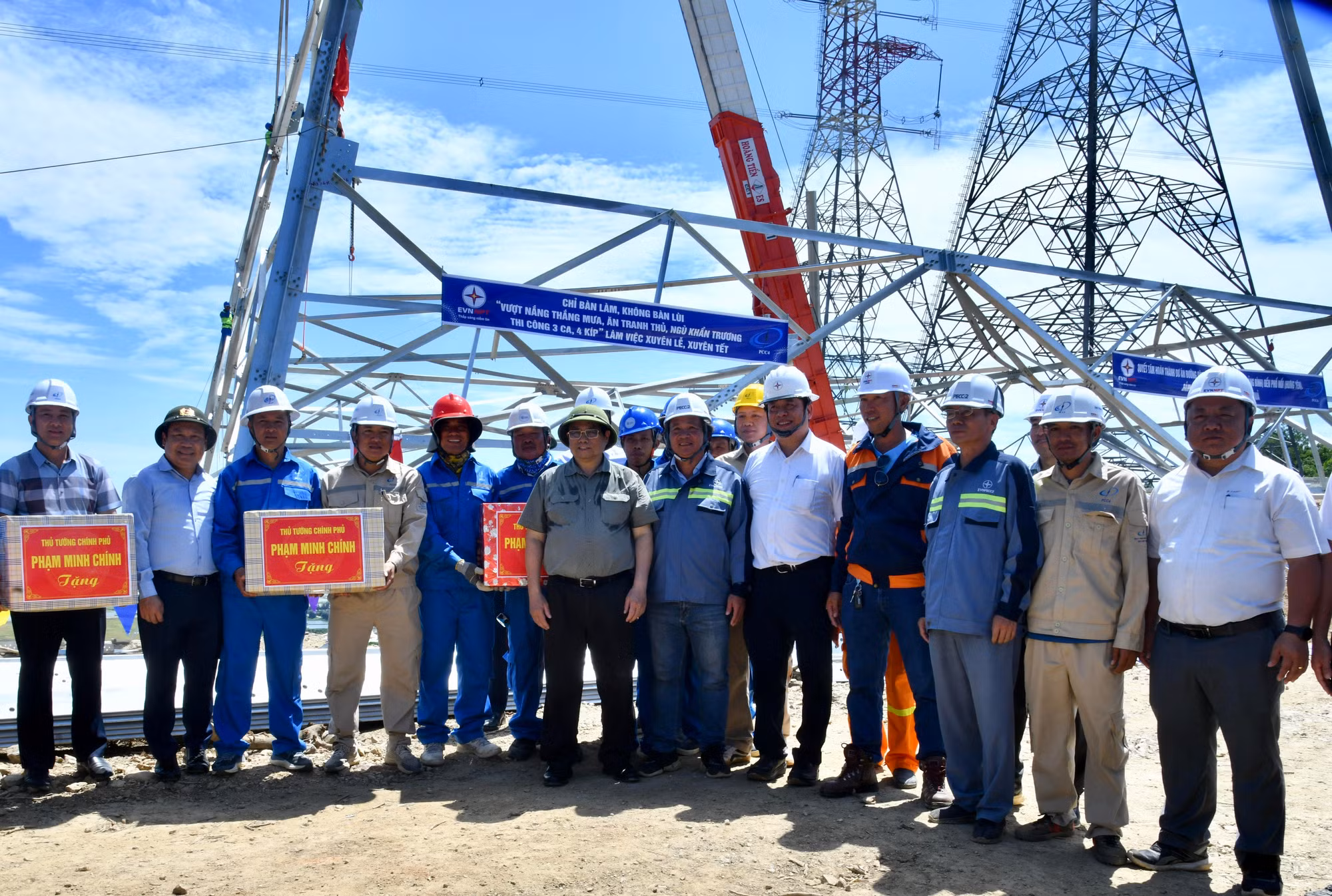 Thủ tướng Phạm Minh Chính tặng quà kỹ sư, công nhân thi công tại vị trí số 2 Đường dây 500kV Quảng Trạch -Quỳnh Lưu. Thủ tướng Phạm Minh Chính tặng quà kỹ sư, công nhân thi công tại vị trí số 2 Đường dây 500kV Quảng Trạch -Quỳnh Lưu.