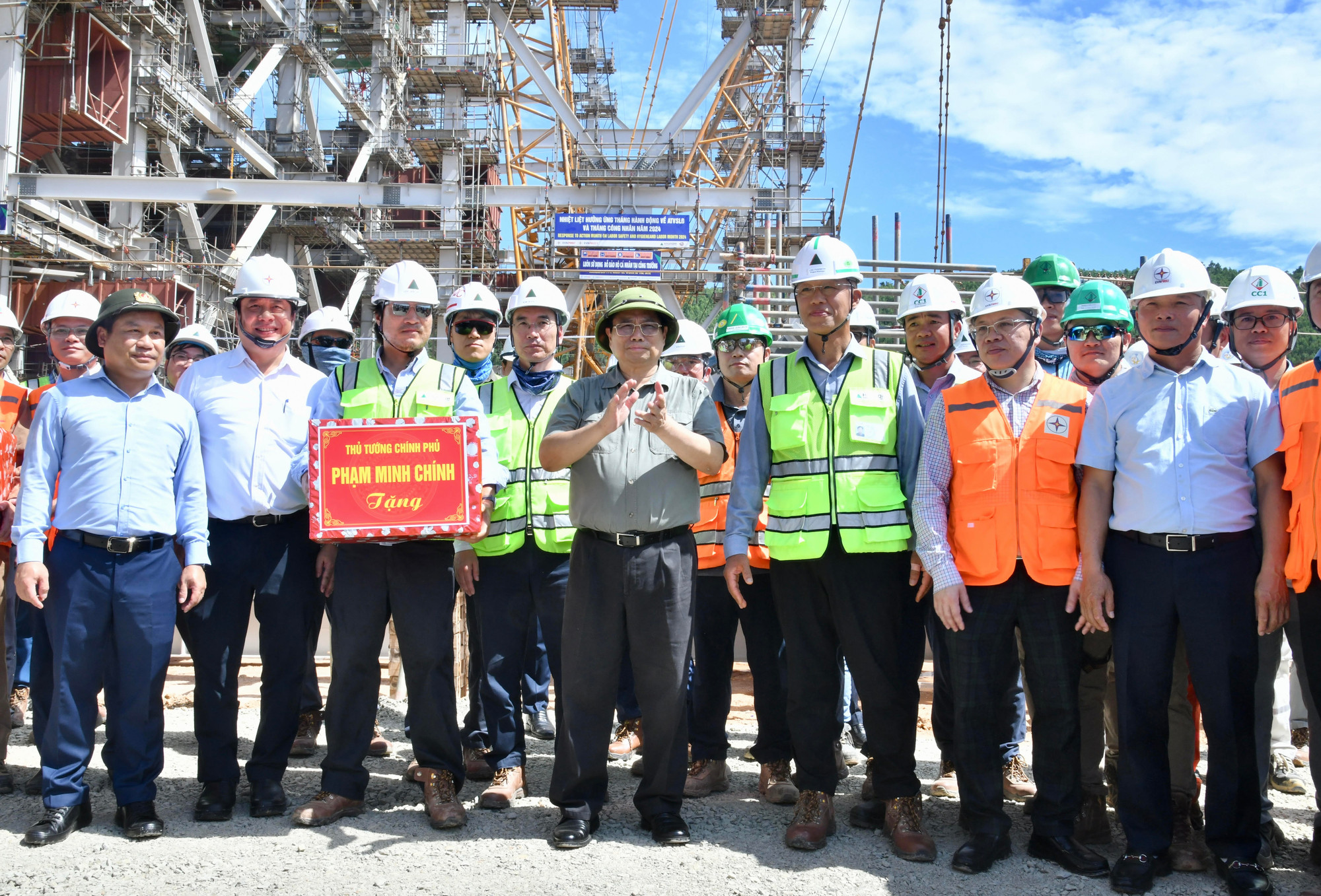 Thủ tướng Phạm Minh Chính tặng quà kỹ sư, công nhân trên công trường xây dựng Nhà máy Nhiệt điện Quảng Trạch I.