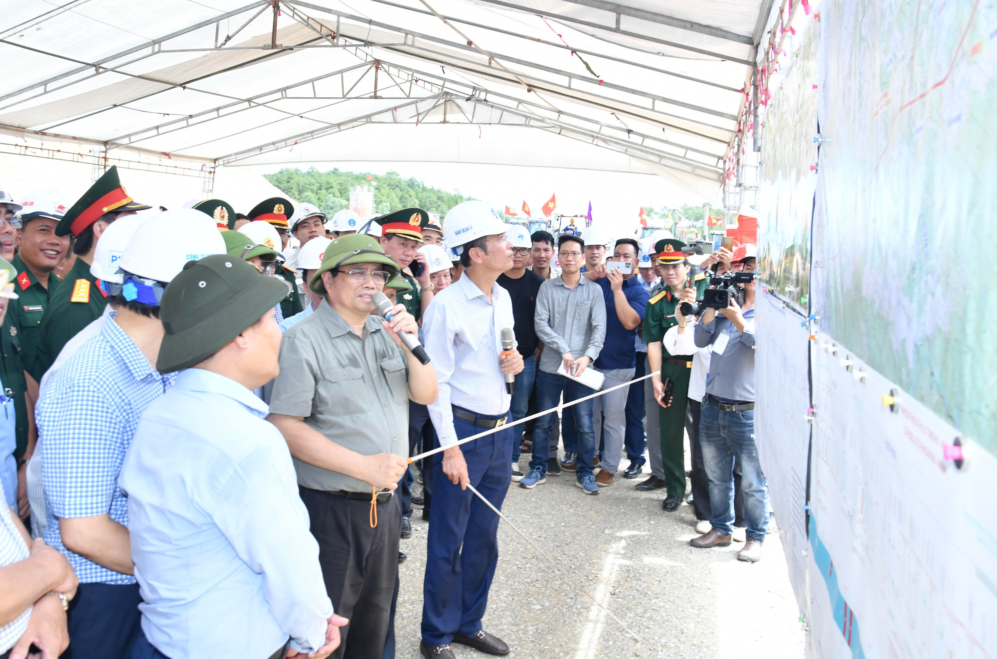 Thủ tướng Phạm Minh Chính chỉ đạo tiến độ xây dựng tuyến cao tốc bắc-nam phía Đông đoạn qua tỉnh Quảng Bình.