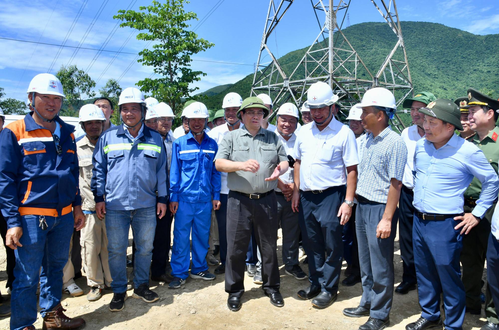 Thủ tướng Phạm Minh Chính nói chuyện với lãnh đạo EVN, EVNNPT và các kỹ sư, công nhân thi công Đường dây 500kV Quảng Trạch - Quỳnh Lưu.