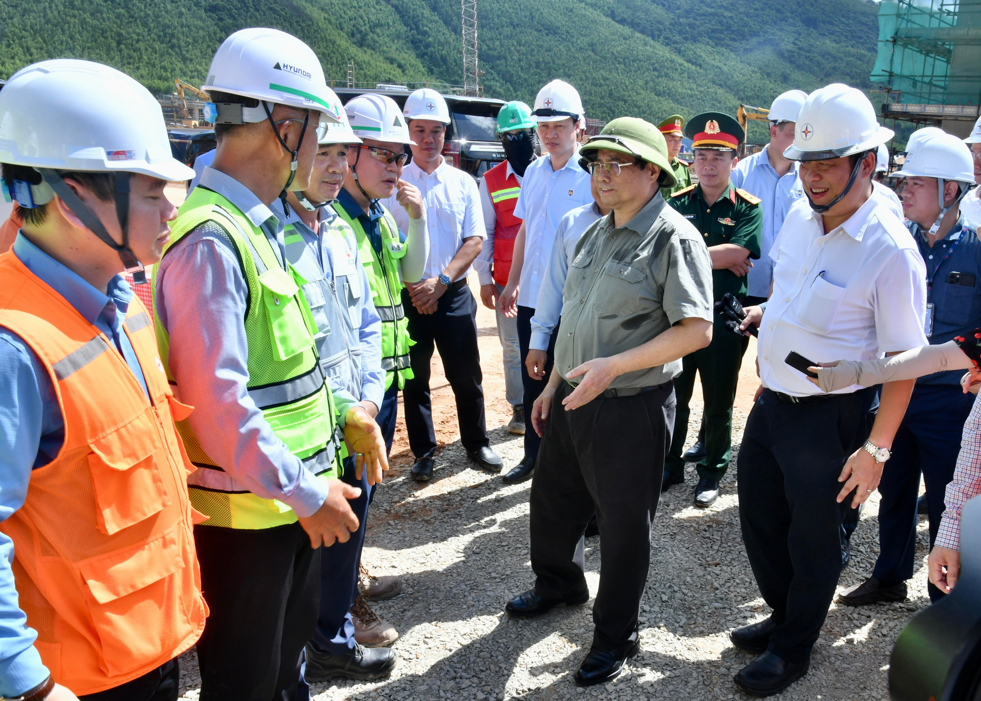 Thủ tướng Phạm Minh Chính nói chuyện với lãnh đạo nhà thầu Hyundai tại công trường Nhà máy Nhiệt điện Quảng Trạch I.