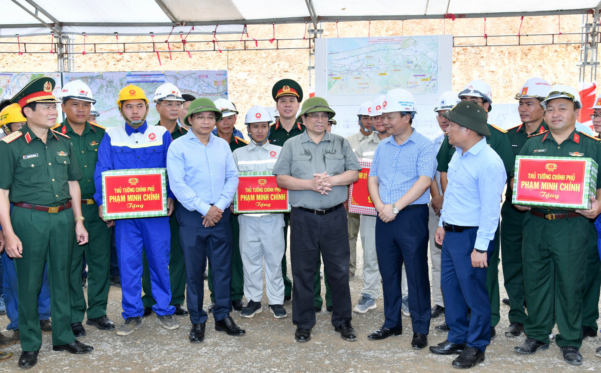 Thủ tướng Phạm Minh Chính tặng quà các đơn vị thi công dự án đường cao tốc Bắc - Nam phía Đông đoạn qua Quảng Bình.