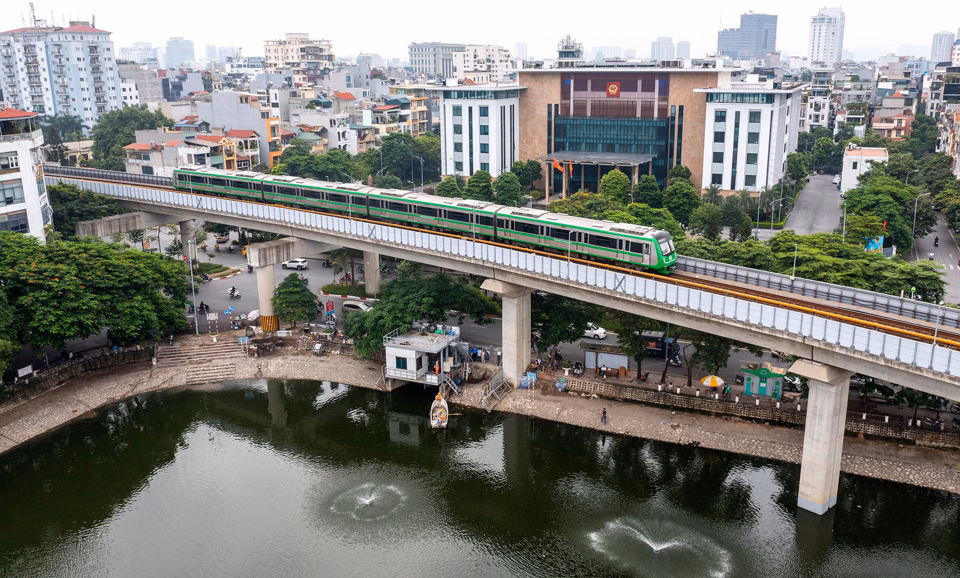 [Ảnh] Thầm lặng giữ sạch những "lá phổi xanh" của Hà Nội ảnh 9