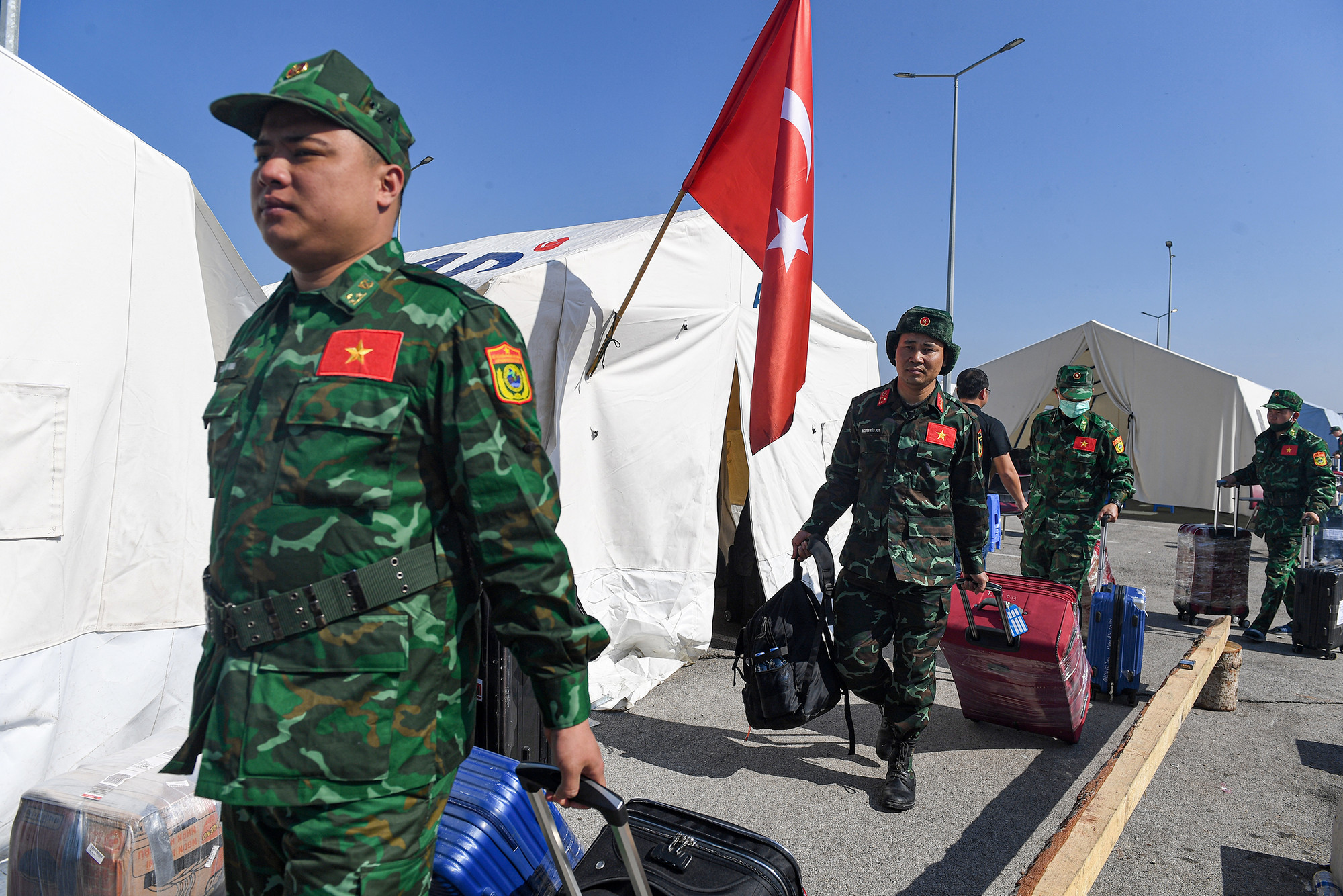 Thiếu tướng Phạm Văn Tỵ cho biết, kinh nghiệm thực tiễn từ chiến dịch cứu hộ tại Thổ Nhĩ Kỳ sẽ để lại cho lực lượng Quân đội nhân dân nói riêng, Việt Nam nói chung nhiều bài học quý giá. Thiếu tướng Phạm Văn Tỵ cho biết, kinh nghiệm thực tiễn từ chiến dịch cứu hộ tại Thổ Nhĩ Kỳ sẽ để lại cho lực lượng Quân đội nhân dân nói riêng, Việt Nam nói chung nhiều bài học quý giá.