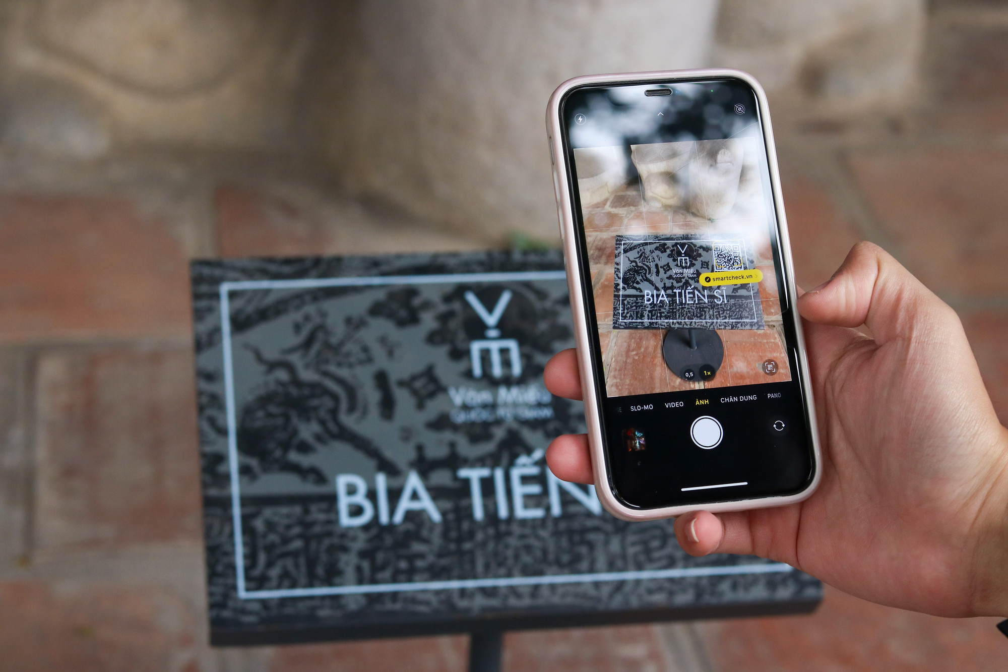 Du khách tới đây có thể quét mã QR để có thể đọc thêm thông tin về những chiếc bia đá cổ kính này.