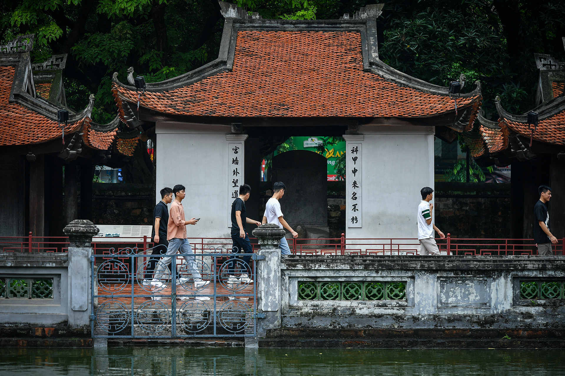 [Ảnh] Sĩ tử đến Văn Miếu cầu may trước kỳ thi tốt nghiệp THPT ảnh 9