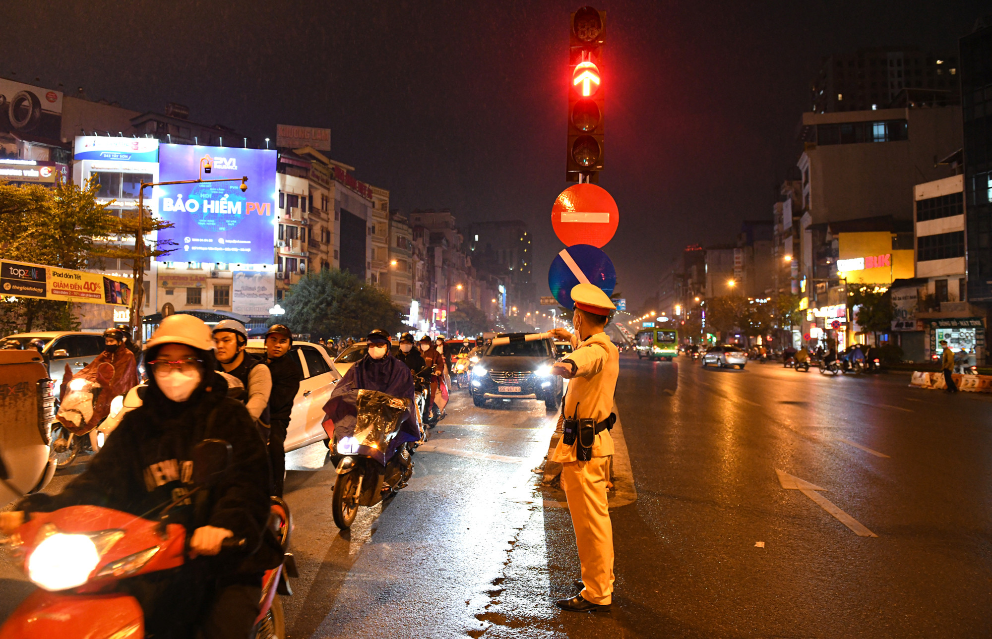 Hy vọng, sau khi đường Vành đai 2 trên cao được thông xe vào ngày mai, 11/1, tình trạng giao thông đoạn từ Vĩnh Tuy về Ngã Tư Sở sẽ được giảm bớt áp lực. Hy vọng, sau khi đường Vành đai 2 trên cao được thông xe vào ngày mai, 11/1, tình trạng giao thông đoạn từ Vĩnh Tuy về Ngã Tư Sở sẽ được giảm bớt áp lực.