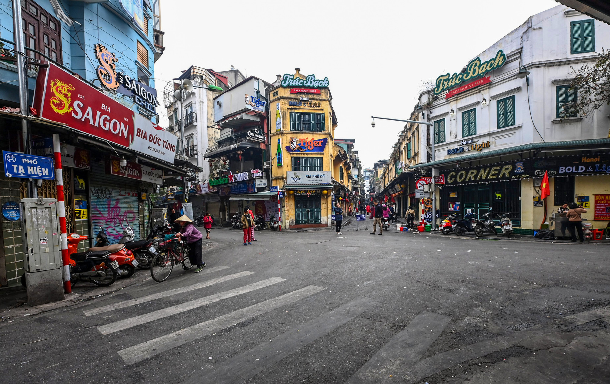 Góc phố Tạ Hiện - Lương Ngọc Quyến ngày thường vốn đông đúc, nhộn nhịp nay thật yên bình sáng mùng Một Tết. (Ảnh: THÀNH ĐẠT)