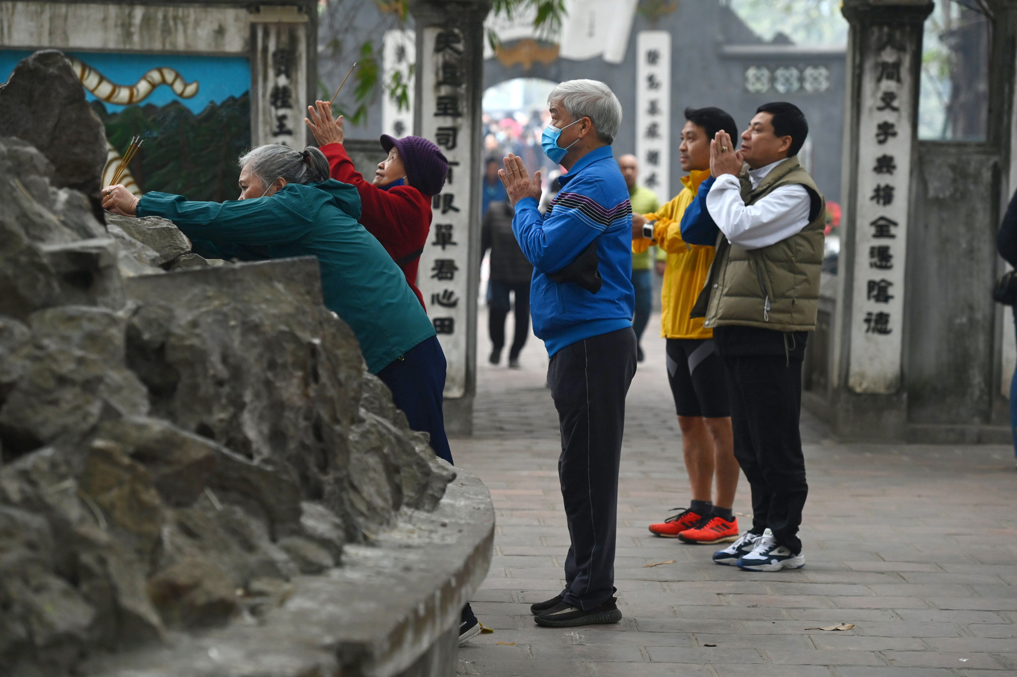 Nhiều người thì đến khấn vái tại đền Ngọc Sơn, cầu mong cho một năm mới nhiều sức khoẻ, may mắn. (Ảnh: THÀNH ĐẠT)