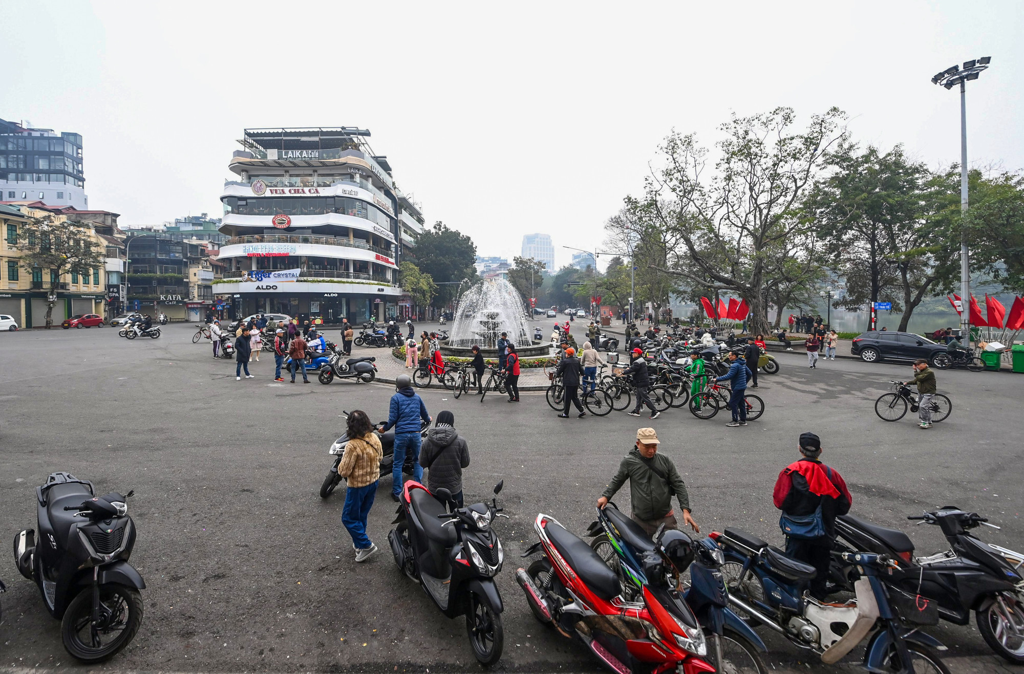 6 giờ 30 phút sáng tại quảng trường Đông Kinh - Nghĩa Thục, như thường niên, đây sẽ là điểm tập trung của nhiều hội nhóm những người chơi xe mô tô, đi xe đạp. (Ảnh: THÀNH ĐẠT)