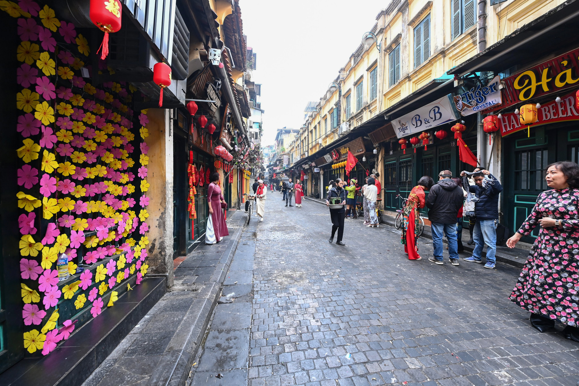 Ai ai cũng muốn có cho mình một bức hình lưu niệm thật đẹp ngày đầu tiên của năm mới với tà áo dài tại con phố cổ này. (Ảnh: THÀNH ĐẠT)