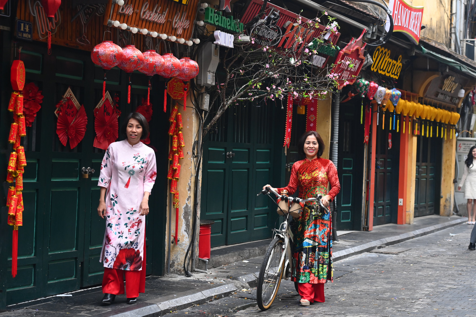 Sáng mùng Một Tết góc phố cổ Tạ Hiện, quận Hoàn Kiếm đã trở thành địa chỉ quen thuộc được người dân Thủ đô tìm đến trong mỗi dịp lễ Tết. (Ảnh: THÀNH ĐẠT)