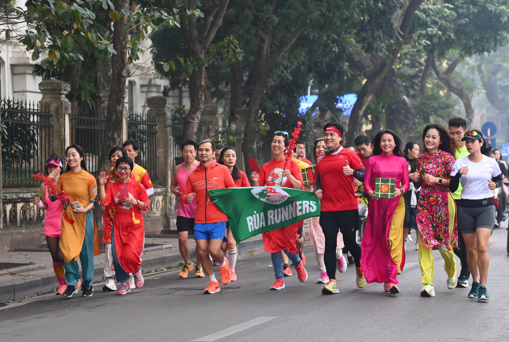 Những bạn trẻ thì chọn cách độc đáo mặc áo dài chạy bộ quanh hồ Hoàn Kiếm, phố cổ trong buổi sáng đầu năm mới. (Ảnh: THÀNH ĐẠT)