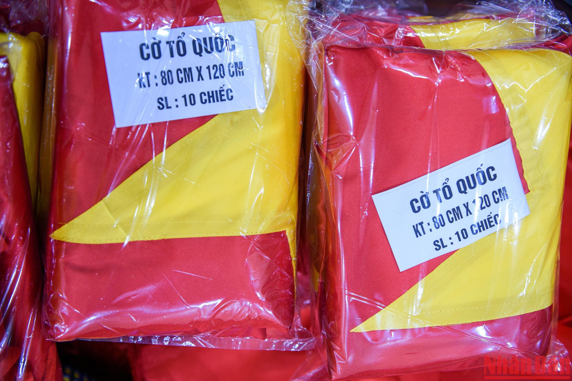 Để hoàn thiện một lá cờ thêu tay, chị Nhung phải mất gần 2 ngày, những người chưa thạo nghề có khi mất đến cả tuần. Chính vì vậy, giá thành của một lá cờ thêu tay từ 600.000 đồng - 1.000.000 đồng, tùy kích cỡ, cao hơn nhiều lần so với cờ được may bằng máy.