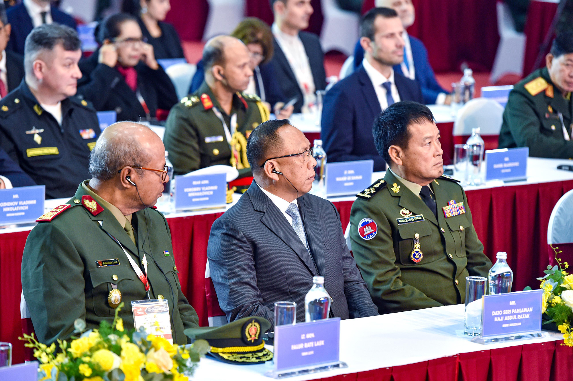 Về phía đại biểu quốc tế có Đại tướng Chansamone Chanyalath, Ủy viên Bộ Chính trị, Phó Thủ tướng Chính phủ, Bộ trưởng Quốc phòng Lào; ngài Saikhanbayar Gursed, Bộ trưởng Quốc phòng Mông Cổ; Trung tướng Víctor Rojo Ramos, Ủy viên Trung ương Đảng, Chủ nhiệm Chính trị các Lực lượng vũ trang Cách mạng Cuba; đại diện lãnh đạo Bộ Quốc phòng, chỉ huy quân đội các nước trong khu vực và thế giới.