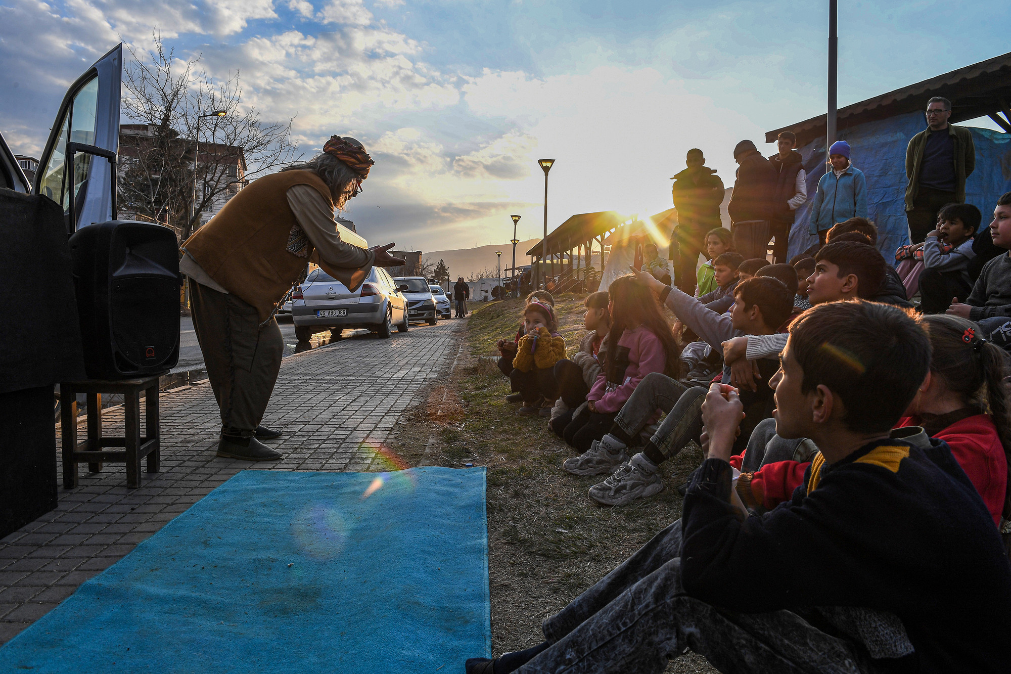 Show diễn đặc biệt dành cho các khán giả nhí vùng tạm cư tại Gaziantep dưới buổi chiều vàng rực rỡ.