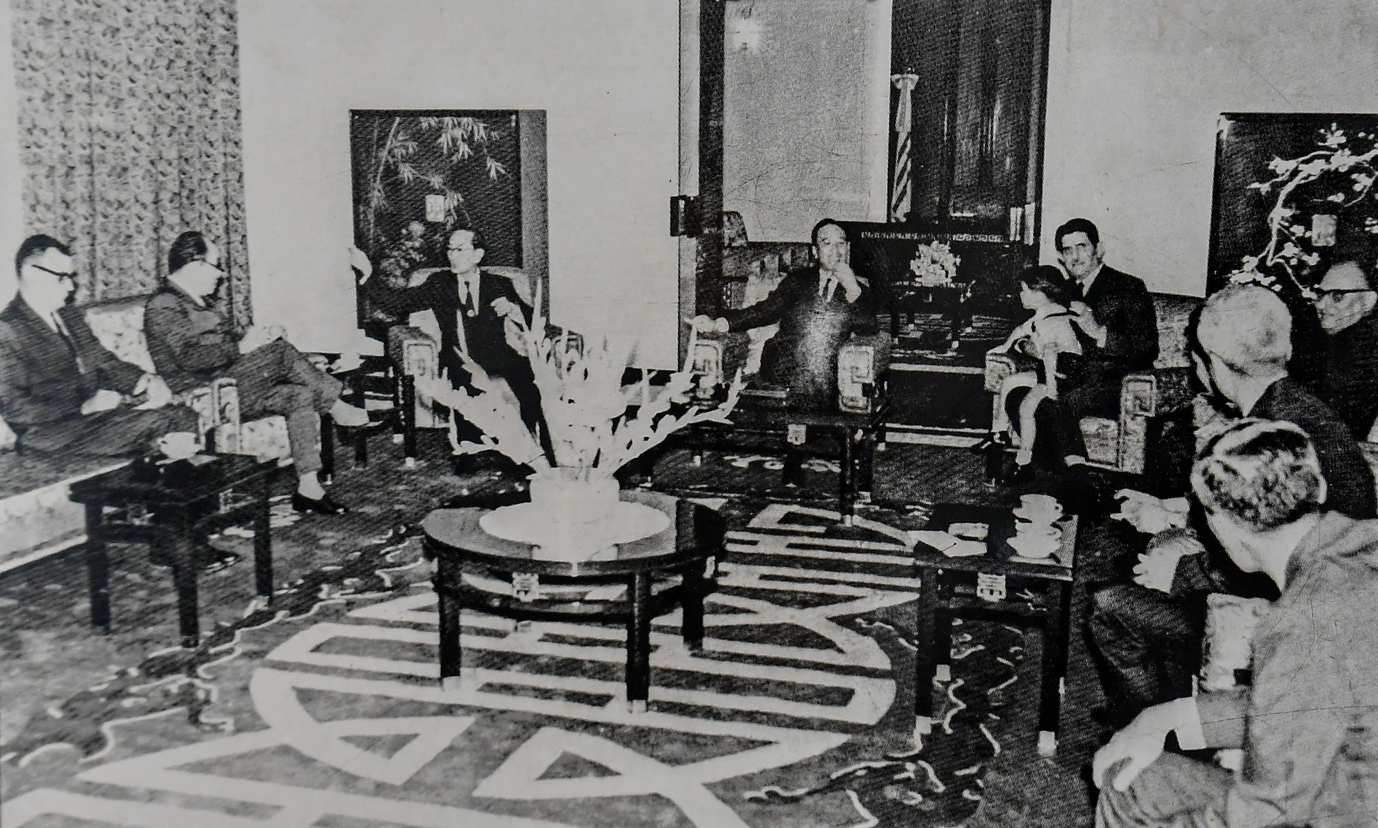 Phòng khách của Tổng thống (nơi Tổng thống Việt Nam Cộng hòa Nguyễn Văn Thiệu tiếp khách), ghế của Tổng thống được đặt cao hơn các ghế khác. Phía sau là tấm gỗ lớn tượng trưng cho quốc kỳ Việt Nam Cộng hòa. Đối diện ghế Tổng thống là ghế của thượng khách. Cả hai ghế này đều được chạm đầu rồng. Những ghế còn lại chạm đầu phụng hoặc chữ “Thọ” dành cho thư ký và phụ tá.