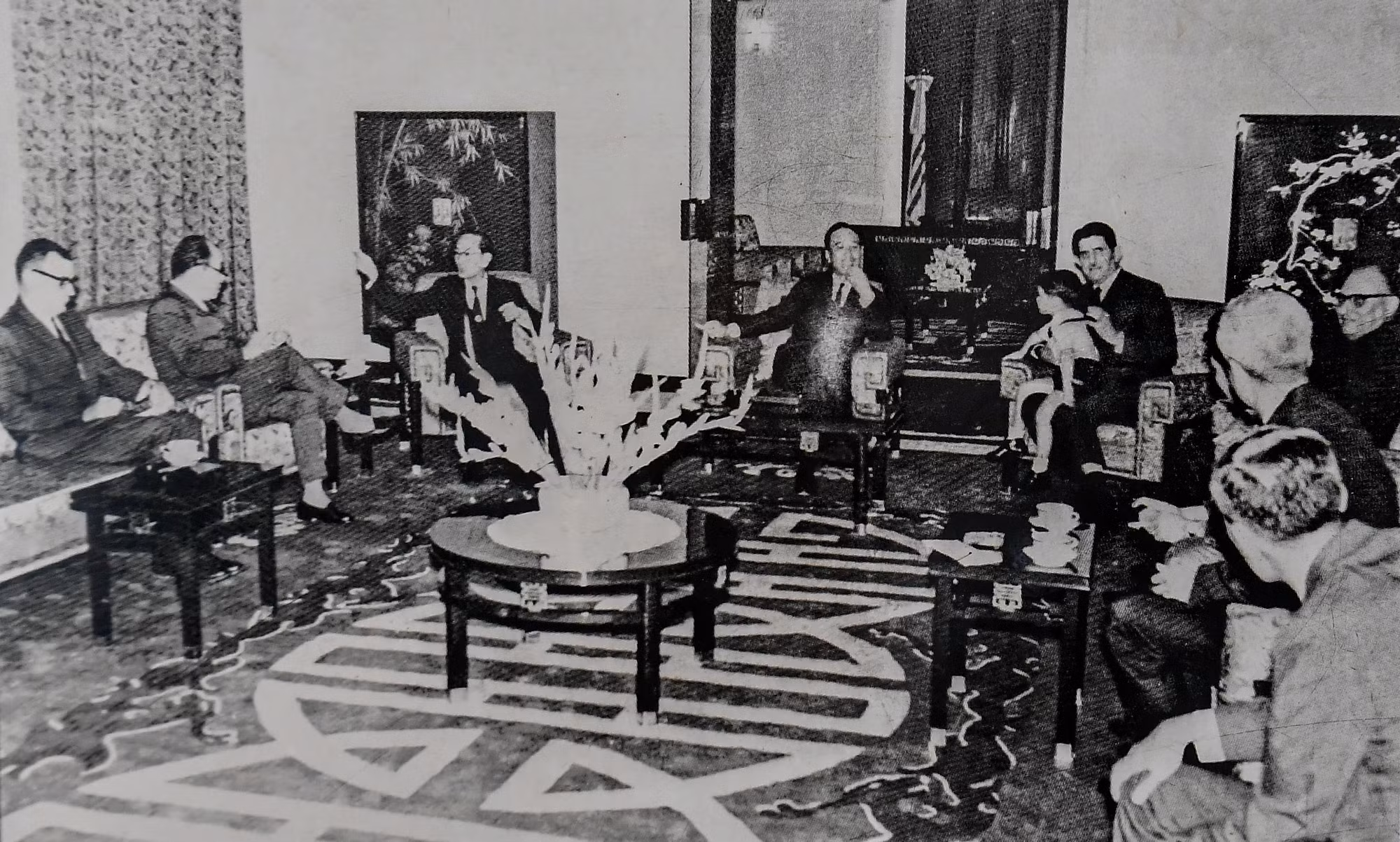 Phòng khách của Tổng thống (nơi Tổng thống Việt Nam Cộng hòa Nguyễn Văn Thiệu tiếp khách), ghế của Tổng thống được đặt cao hơn các ghế khác. Phía sau là tấm gỗ lớn tượng trưng cho quốc kỳ Việt Nam Cộng hòa. Đối diện ghế Tổng thống là ghế của thượng khách. Cả hai ghế này đều được chạm đầu rồng. Những ghế còn lại chạm đầu phụng hoặc chữ “Thọ” dành cho thư ký và phụ tá.