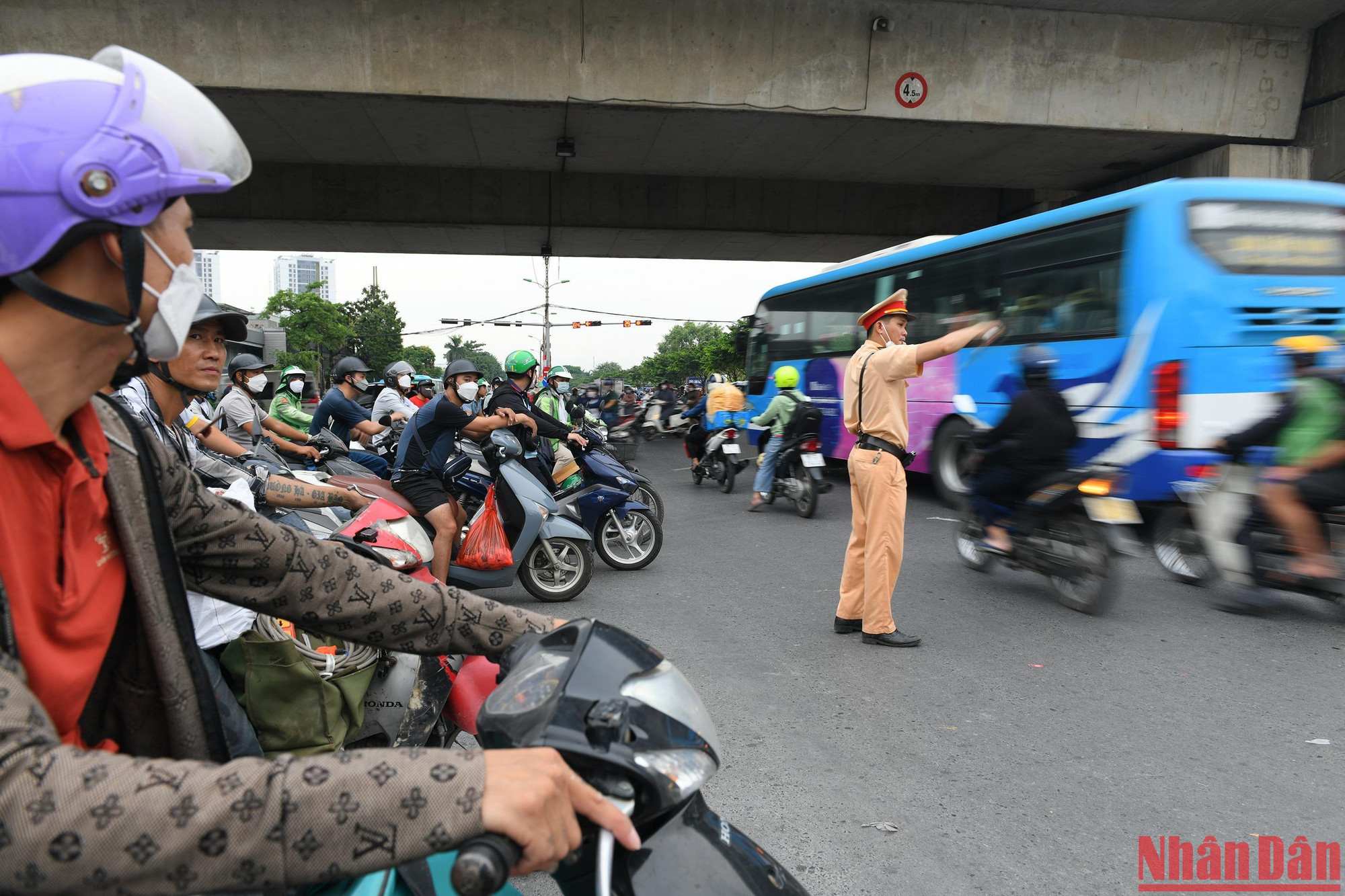 CSGT đội 14, Công an thành phố Hà Nội cho biết: Đội đã lập nhiều phương án phân luồng giao thông, cùng với đó 100% quân số sẽ luôn túc trực trong dịp lễ để bảo đảm cho giao thông trước, trong và sau dịp nghỉ lễ.