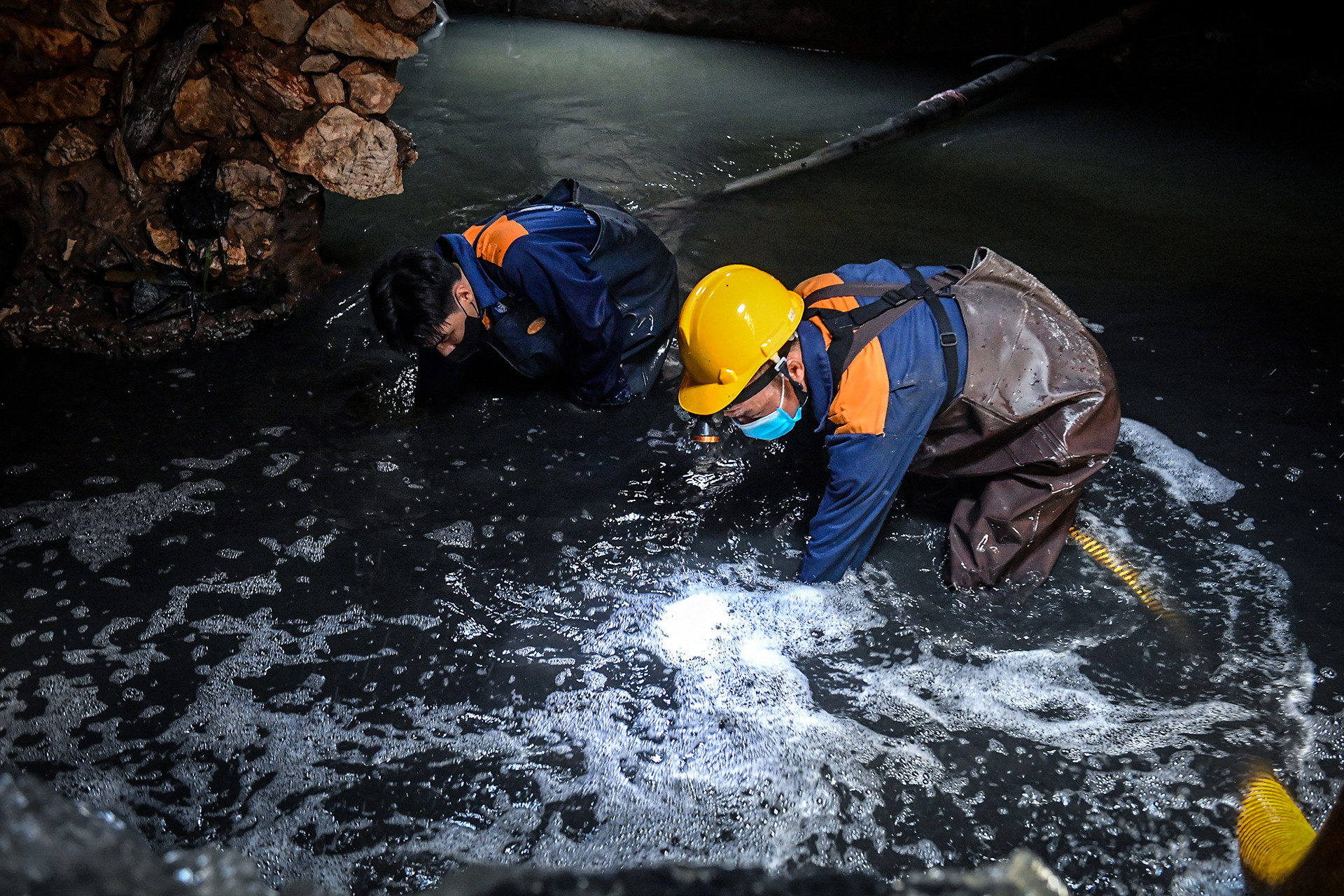 [Ảnh] Một ngày "đội nắng, hút bùn" của công nhân vệ sinh cống ngầm Hà Nội ảnh 15