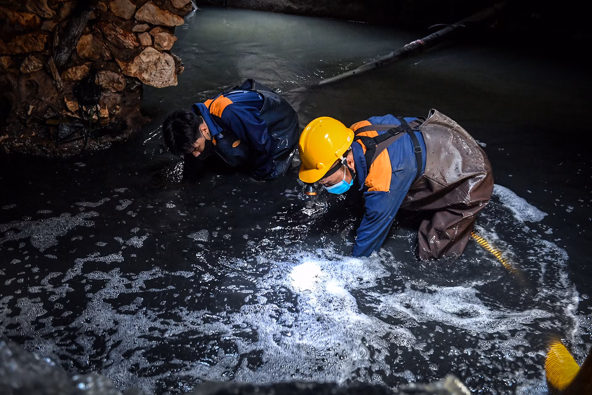 [Ảnh] Một ngày "đội nắng, hút bùn" của công nhân vệ sinh cống ngầm Hà Nội ảnh 15