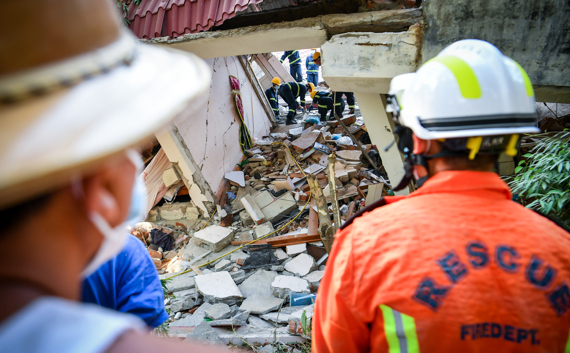 [Ảnh] Người thân nạn nhân vụ động đất ở Myanmar xúc động và biết ơn đoàn cứu nạn, cứu hộ Bộ Quốc phòng Việt Nam ảnh 7