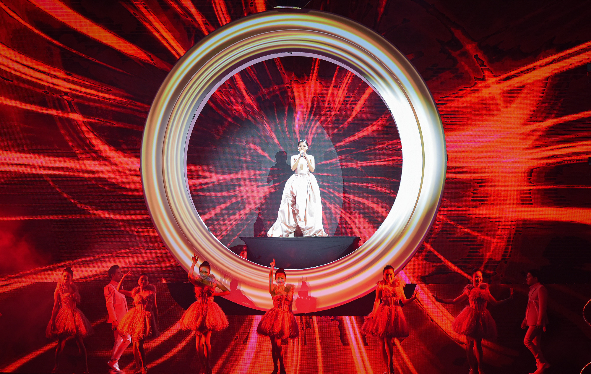 Chương trình là màn kết hợp giữa âm thanh và ánh sáng hoành tráng.