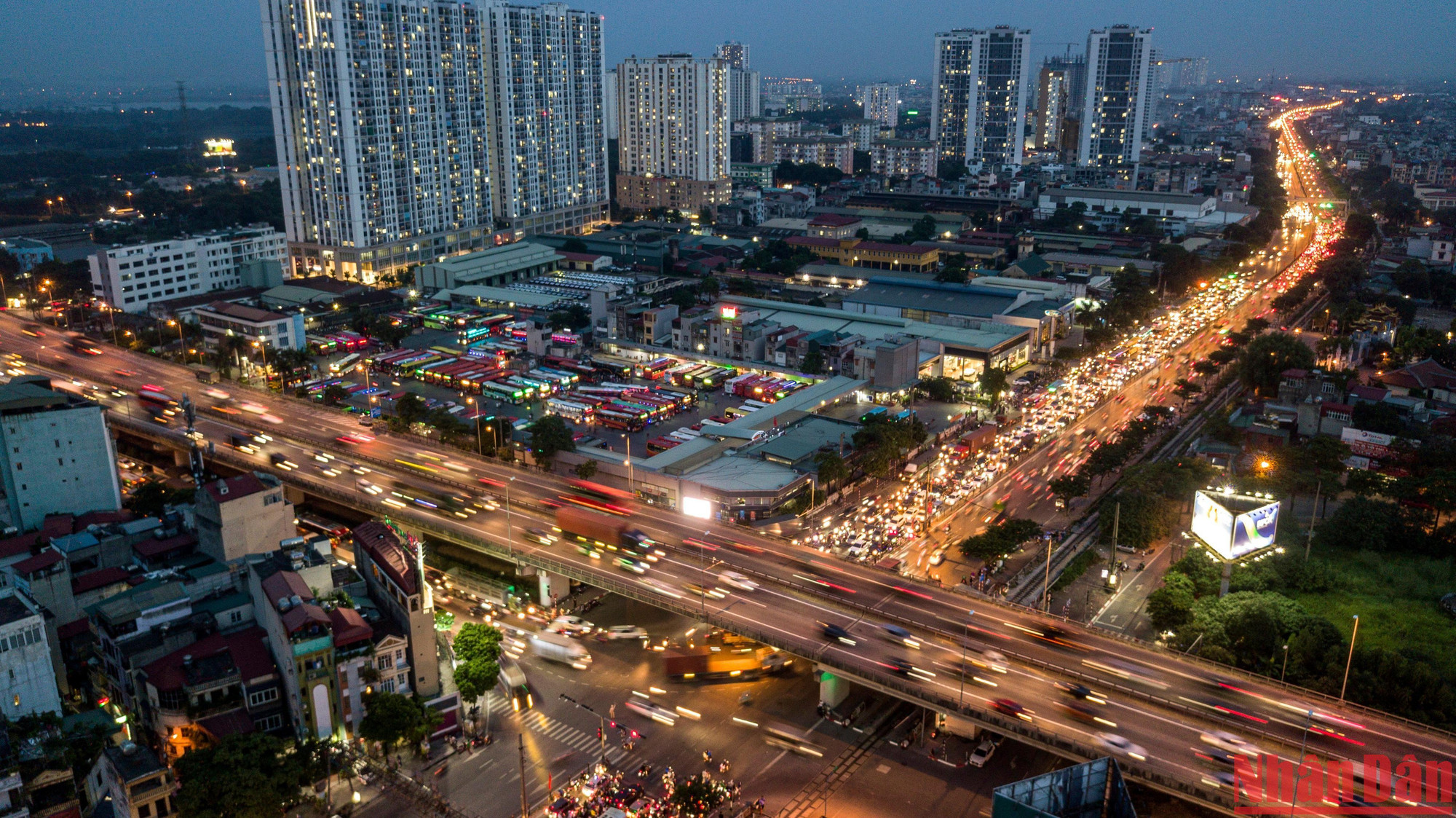 Đến 7 giờ tối lưu lượng giao thông có ùn tắc nhẹ hướng từ Ngọc Hồi về trung tâm thành phố.