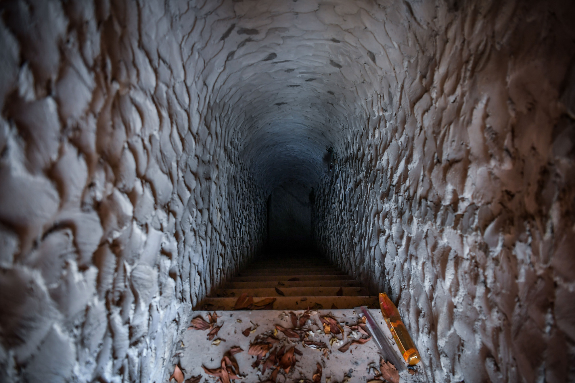 Lối dẫn xuống địa đạo tại thị trấn Cửa Tùng.