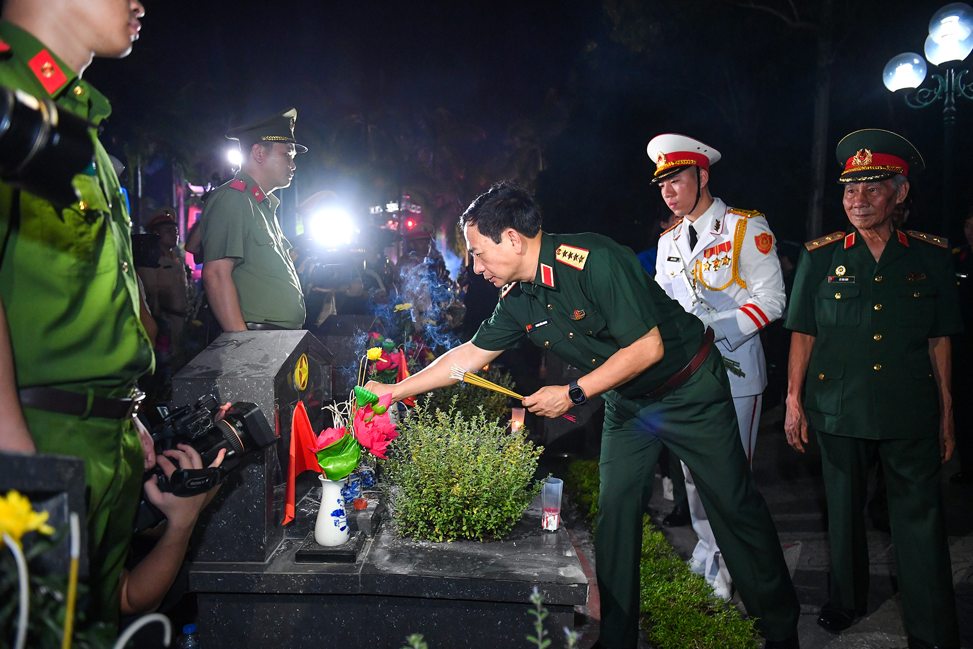 Đại tướng Phan Văn Giang dâng hương tại "Lễ thắp nến tri ân các Anh hùng liệt sĩ ".