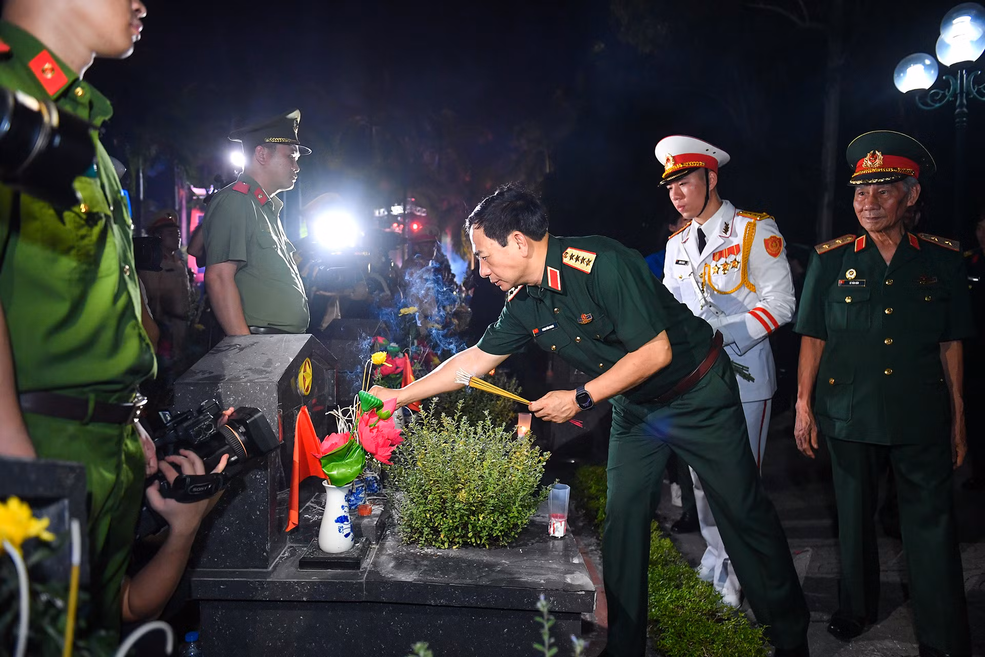 Đại tướng Phan Văn Giang dâng hương tại "Lễ thắp nến tri ân các Anh hùng liệt sĩ ".