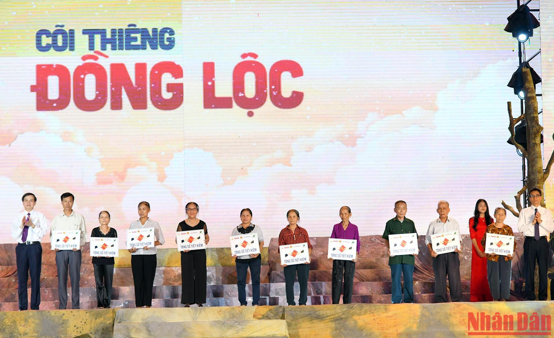 Đồng chí Vũ Đức Đam, Phó Thủ tướng Chính phủ và đồng chí Đoàn Minh Huấn, Tổng Biên tập Tạp chí Cộng sản trao sổ tiết kiệm cho thân nhân 10 nữ Anh hùng liệt sĩ thanh niên xung phong Ngã ba Đồng Lộc.