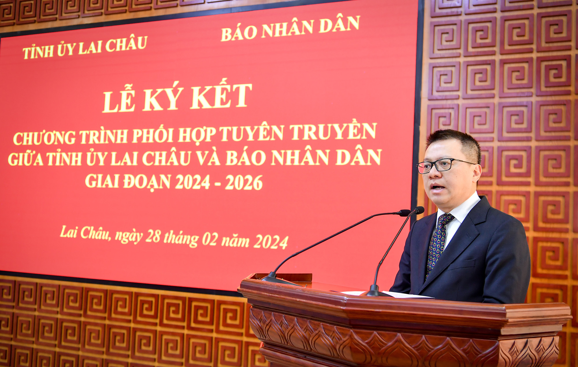 Đồng chí Lê Quốc Minh, Tổng Biên tập Báo Nhân Dân phát biểu ý kiến tại lễ ký kết. Đồng chí Lê Quốc Minh, Tổng Biên tập Báo Nhân Dân phát biểu ý kiến tại lễ ký kết.