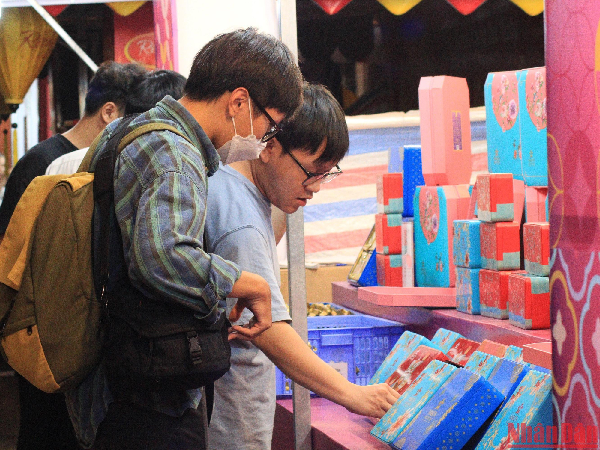 Nhiều bạn trẻ lại lựa chọn bánh trung thu hiện đại do bao bì và mẫu mã đẹp.