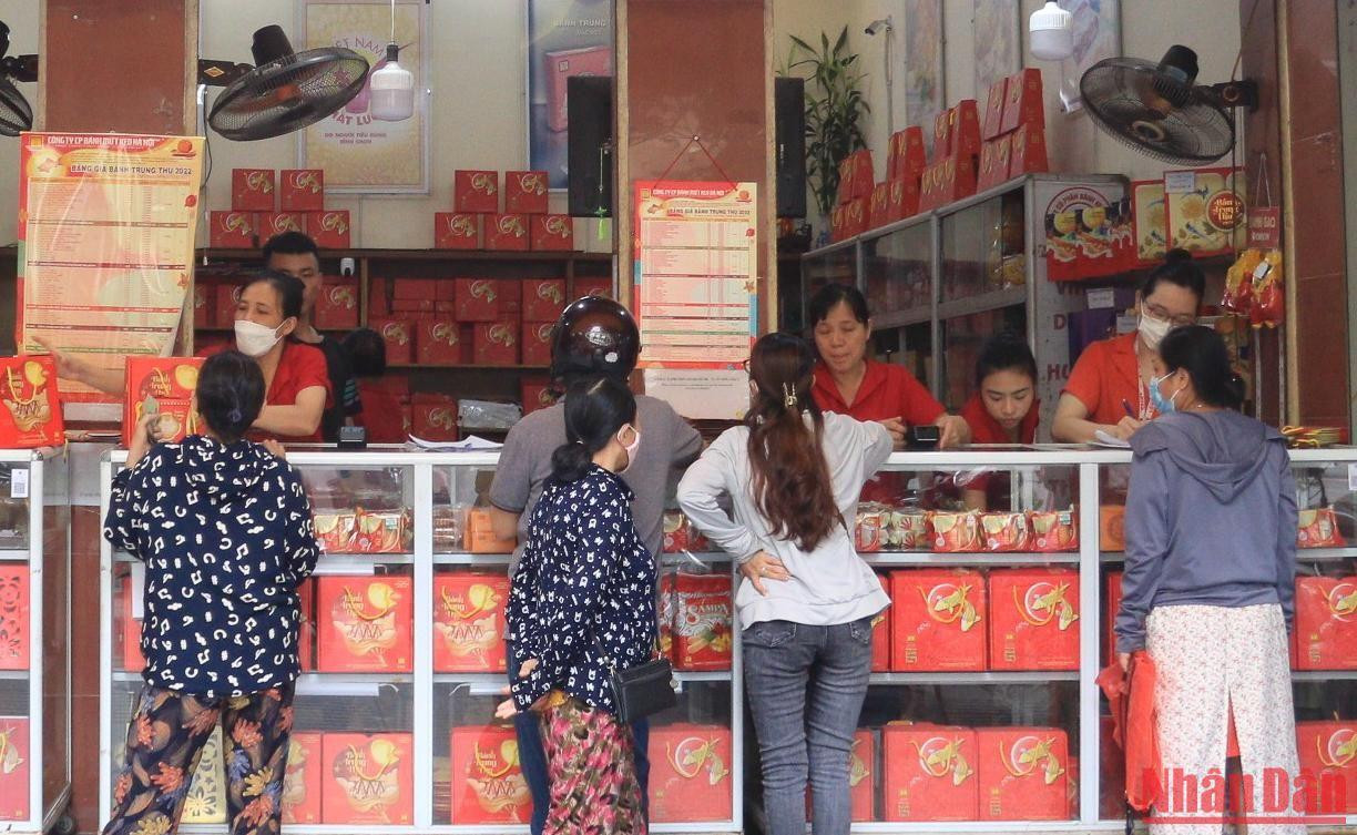 Các cửa hiệu bán bánh Trung thu cổ truyền vẫn được người dân ưu chuộng.