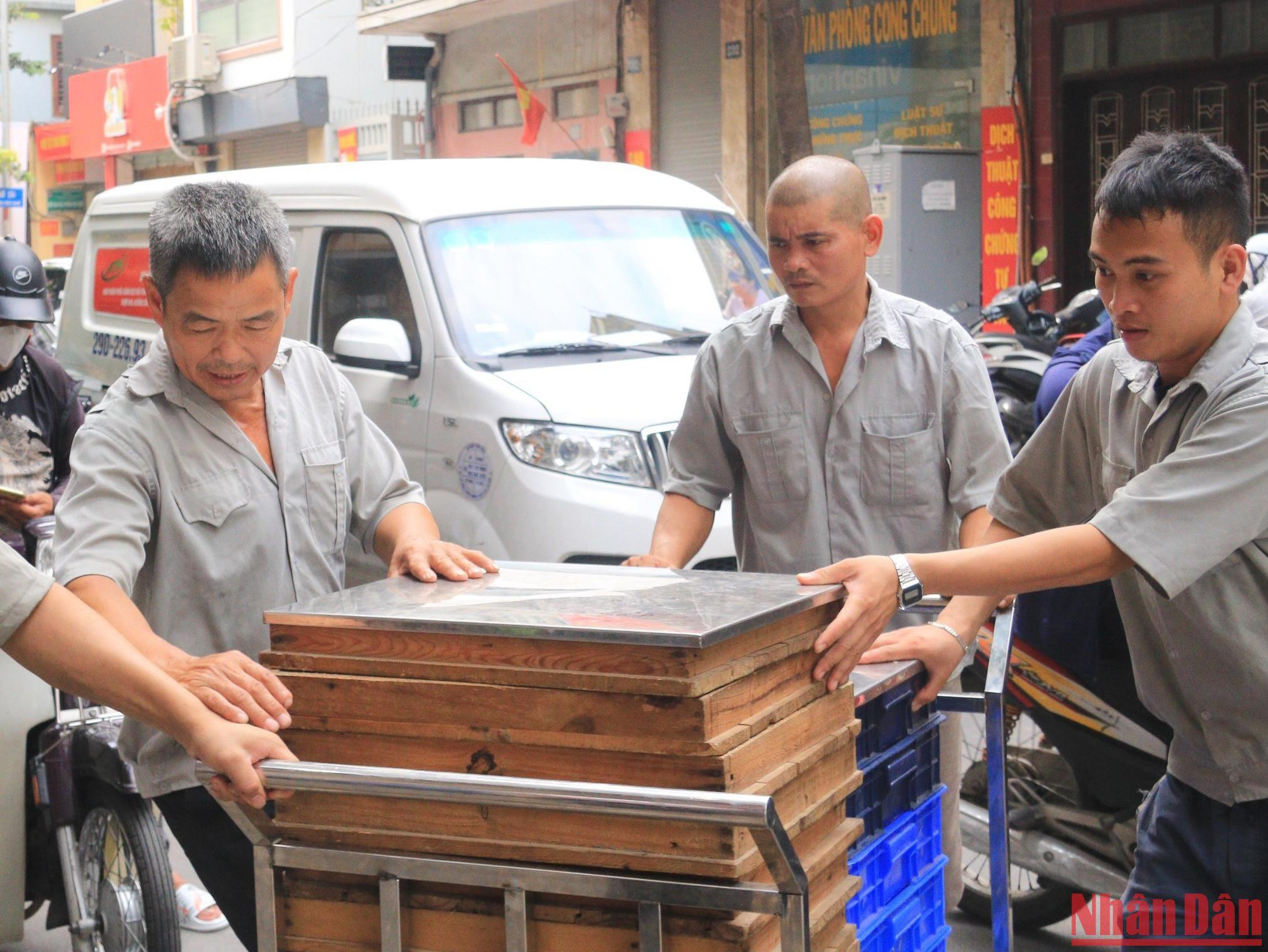 Những người làm bánh gấp rút vận chuyển những mẻ bánh mới phục vụ nhu cầu của mọi người.