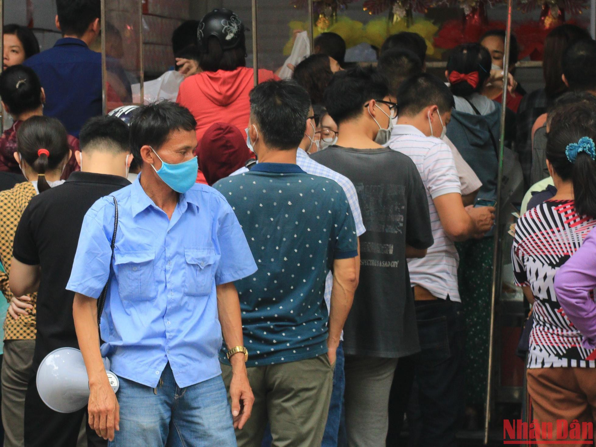 Theo ghi nhận của phóng viên Báo Nhân Dân, năm nay không còn xảy ra tình trạng mất an ninh trật tự và chen chúc.