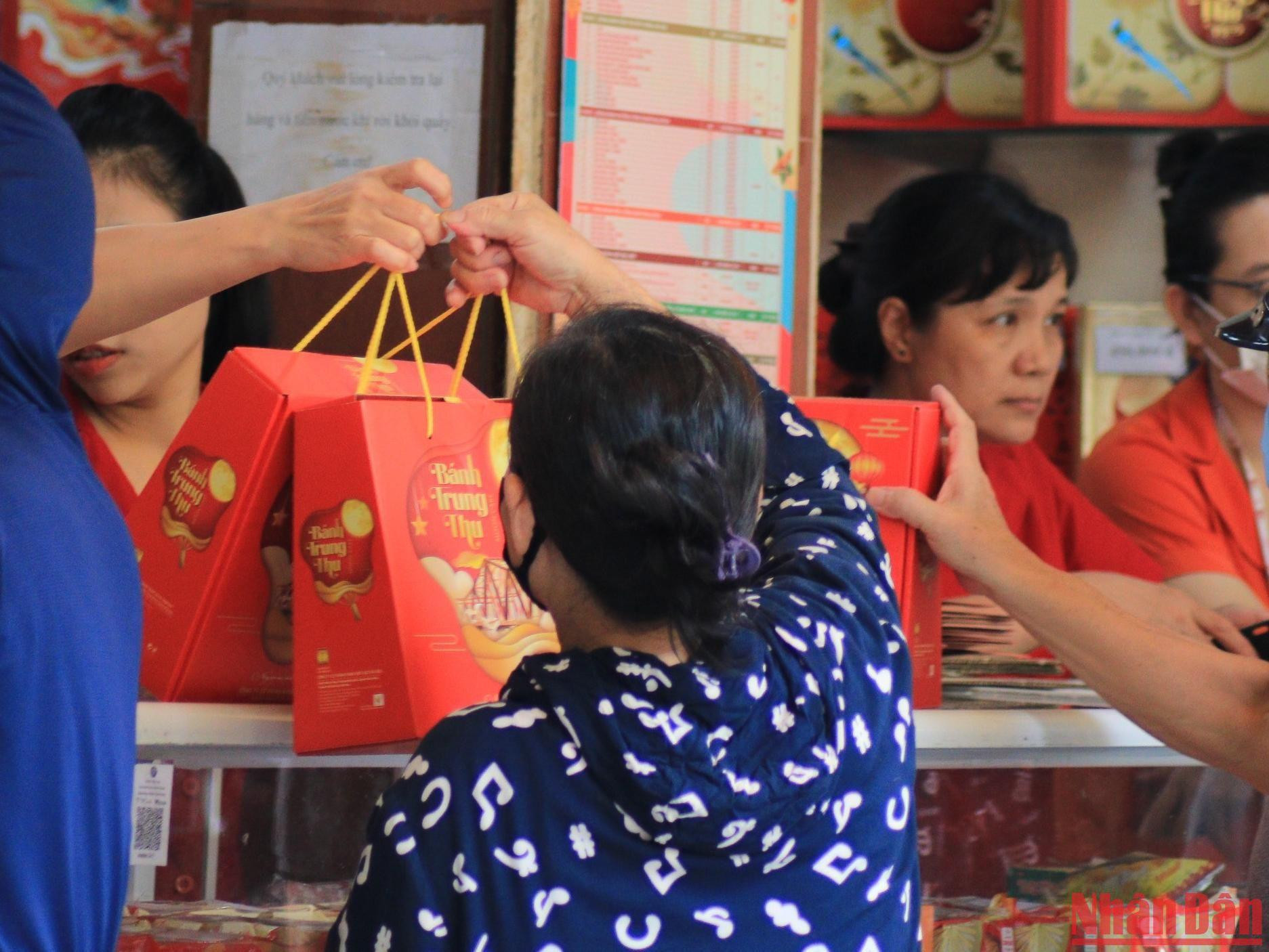 Nhiều người xếp hàng hơn 1 tiếng để đến lượt mua bánh.