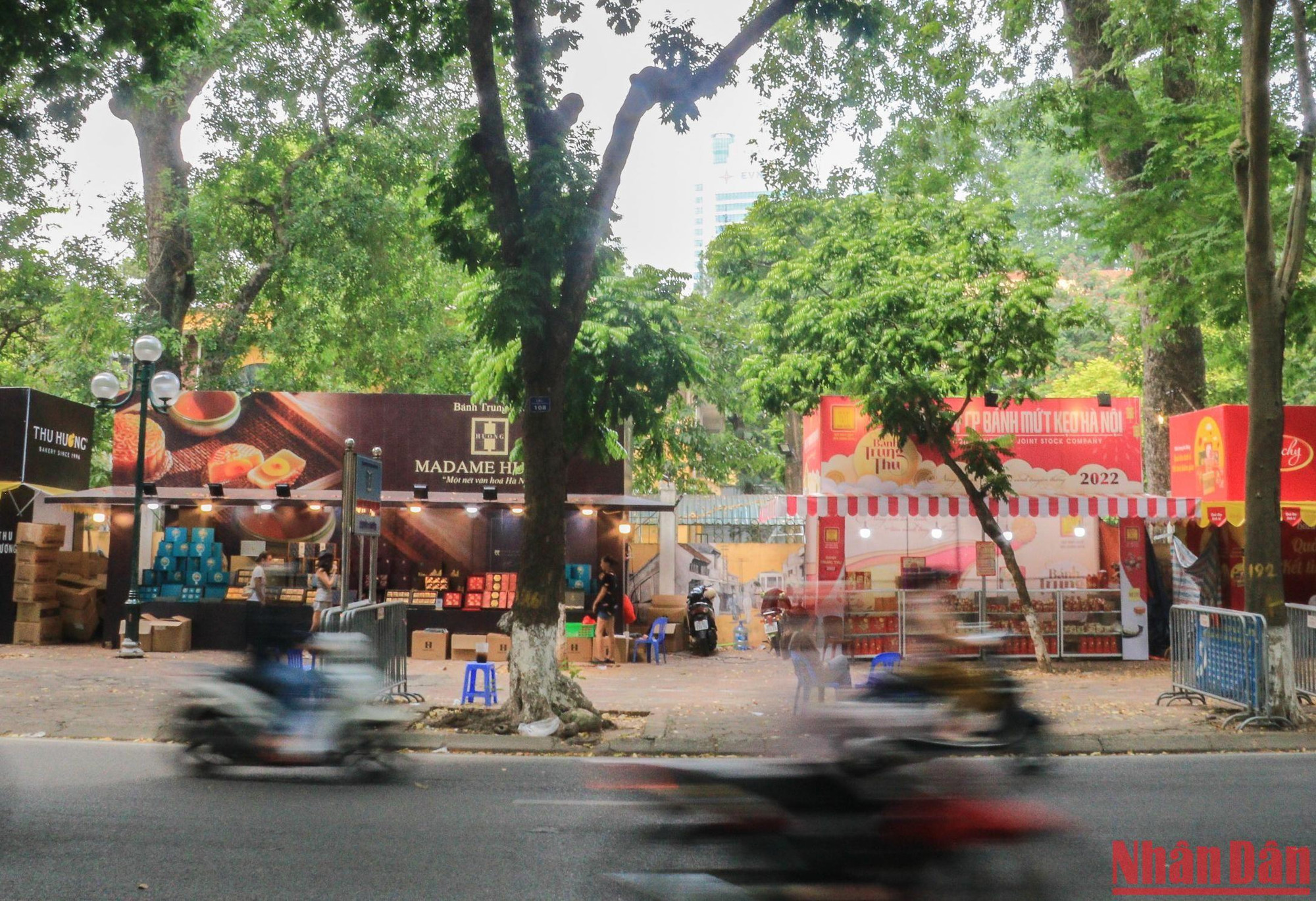 Trái ngược là cảnh vắng vẻ tại các gian hàng bán bánh Trung thu hiện đại.