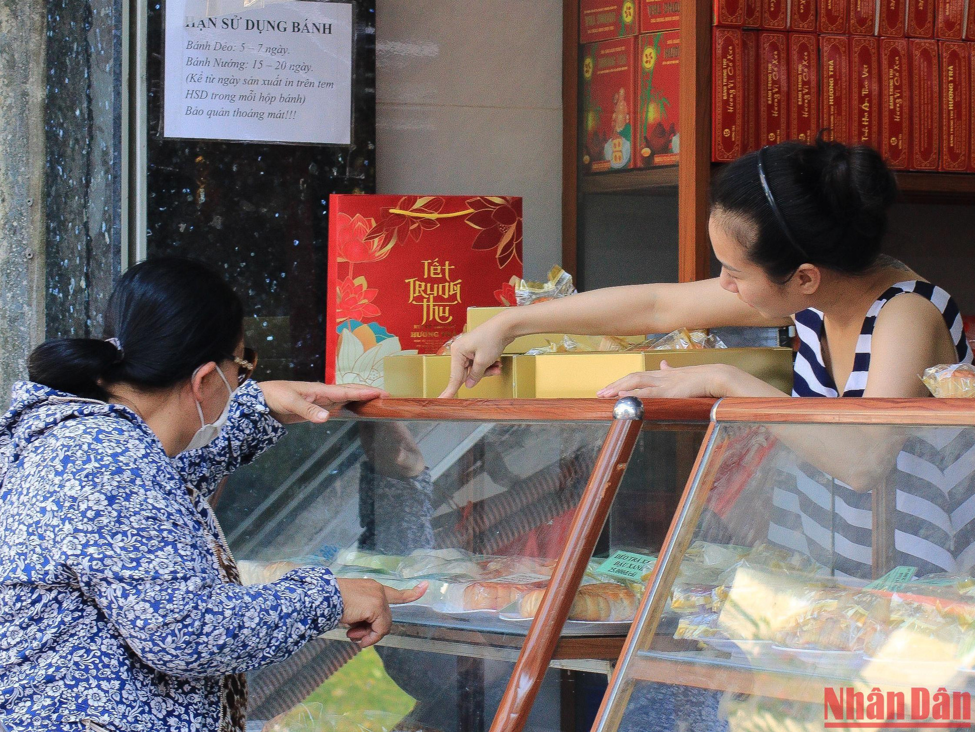 Giá mỗi chiếc bánh trung thu tại đây từ 40.000-70.000 đồng.