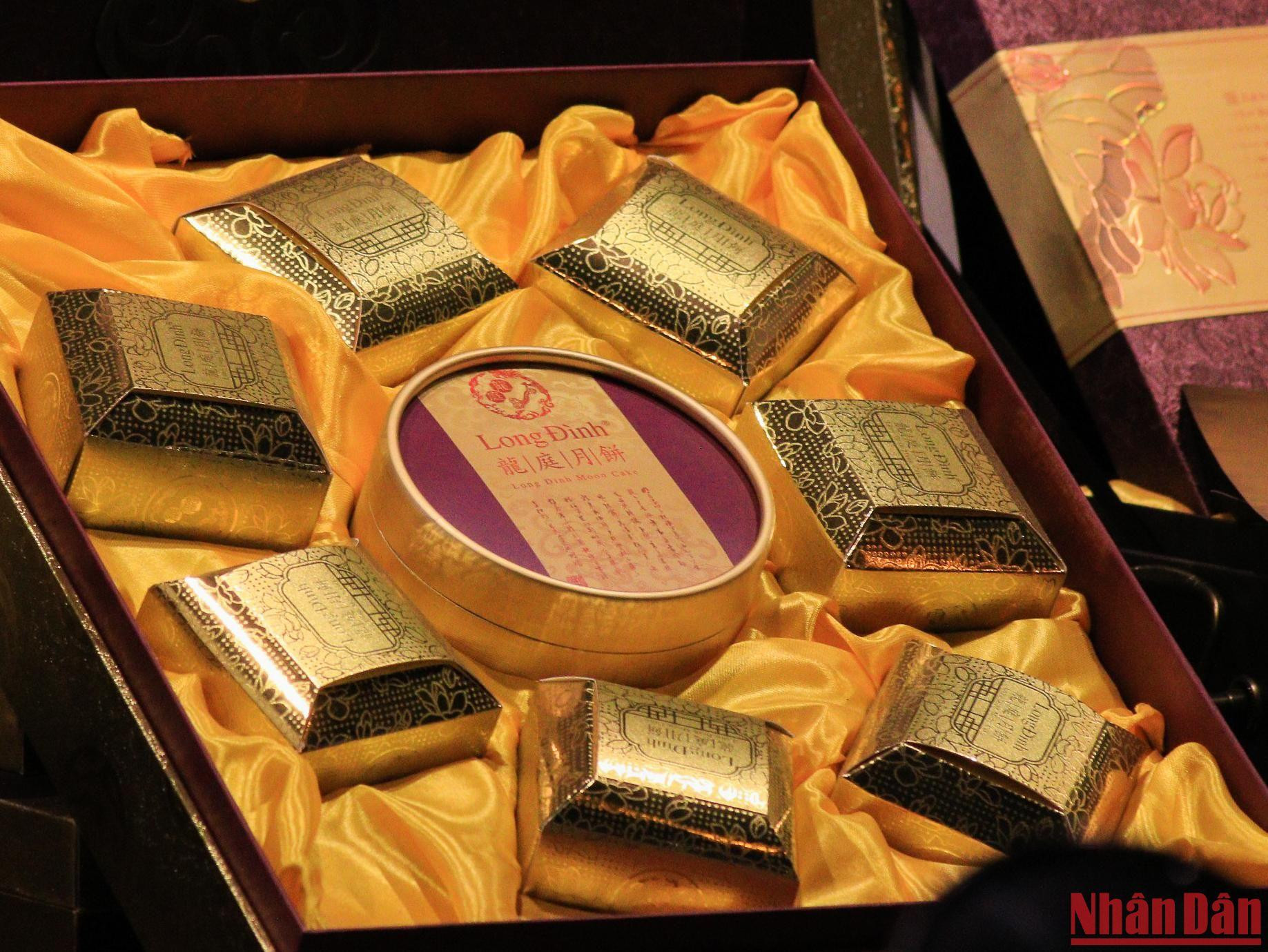 Các mẫu mã bánh Trung thu hiện đại năm nay đa dạng, nhiều mức giá.