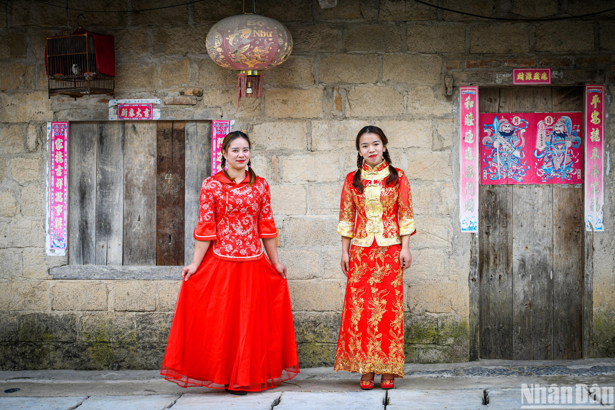 Thị trấn Phó Bảng đẹp hút hồn với những ngôi nhà nguyên sơ mang dấu ấn kiến trúc của người Hoa cổ. Những mảng tường cũ kỹ, cánh cửa bạc phếch theo thời gian điểm nhấn là những cô gái Hoa Hán với trang phục cưới truyền thống.