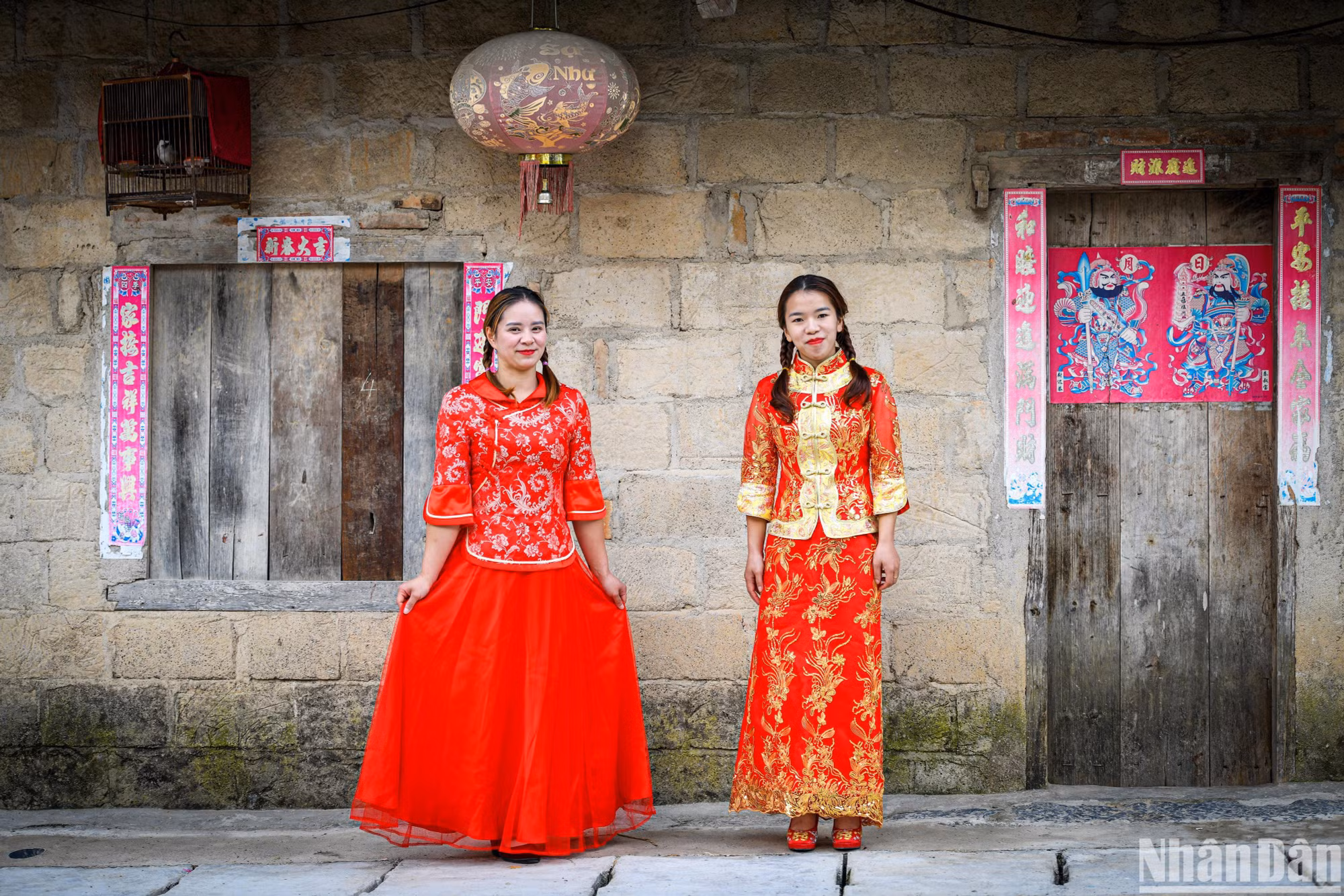 Thị trấn Phó Bảng đẹp hút hồn với những ngôi nhà nguyên sơ mang dấu ấn kiến trúc của người Hoa cổ. Những mảng tường cũ kỹ, cánh cửa bạc phếch theo thời gian điểm nhấn là những cô gái Hoa Hán với trang phục cưới truyền thống.