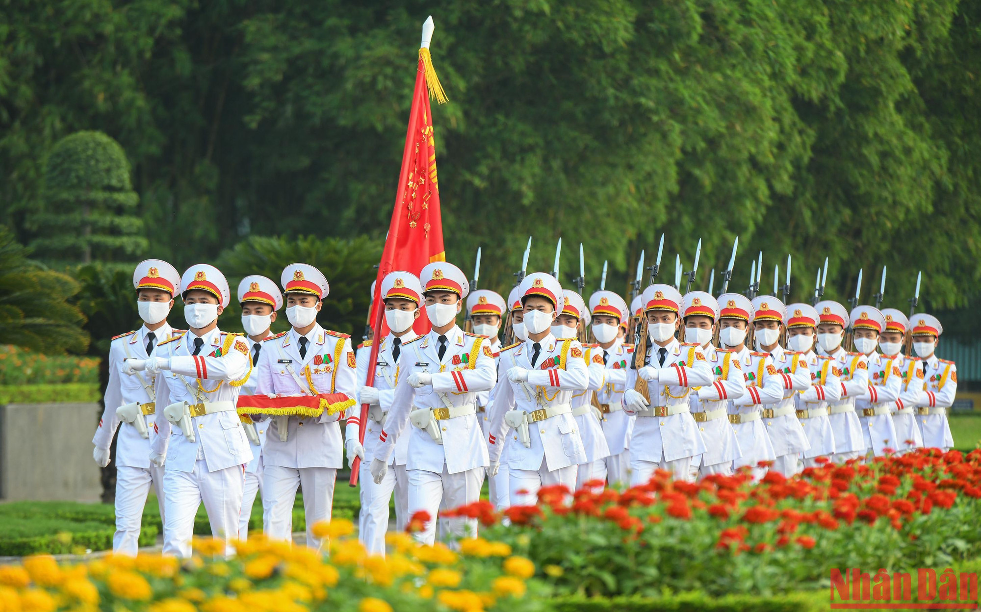 Sau khi thực hiện nghi lễ chào cờ, đội tiêu binh hành tiến một vòng qua trước Lăng, chuẩn bị duyệt đội ngũ.