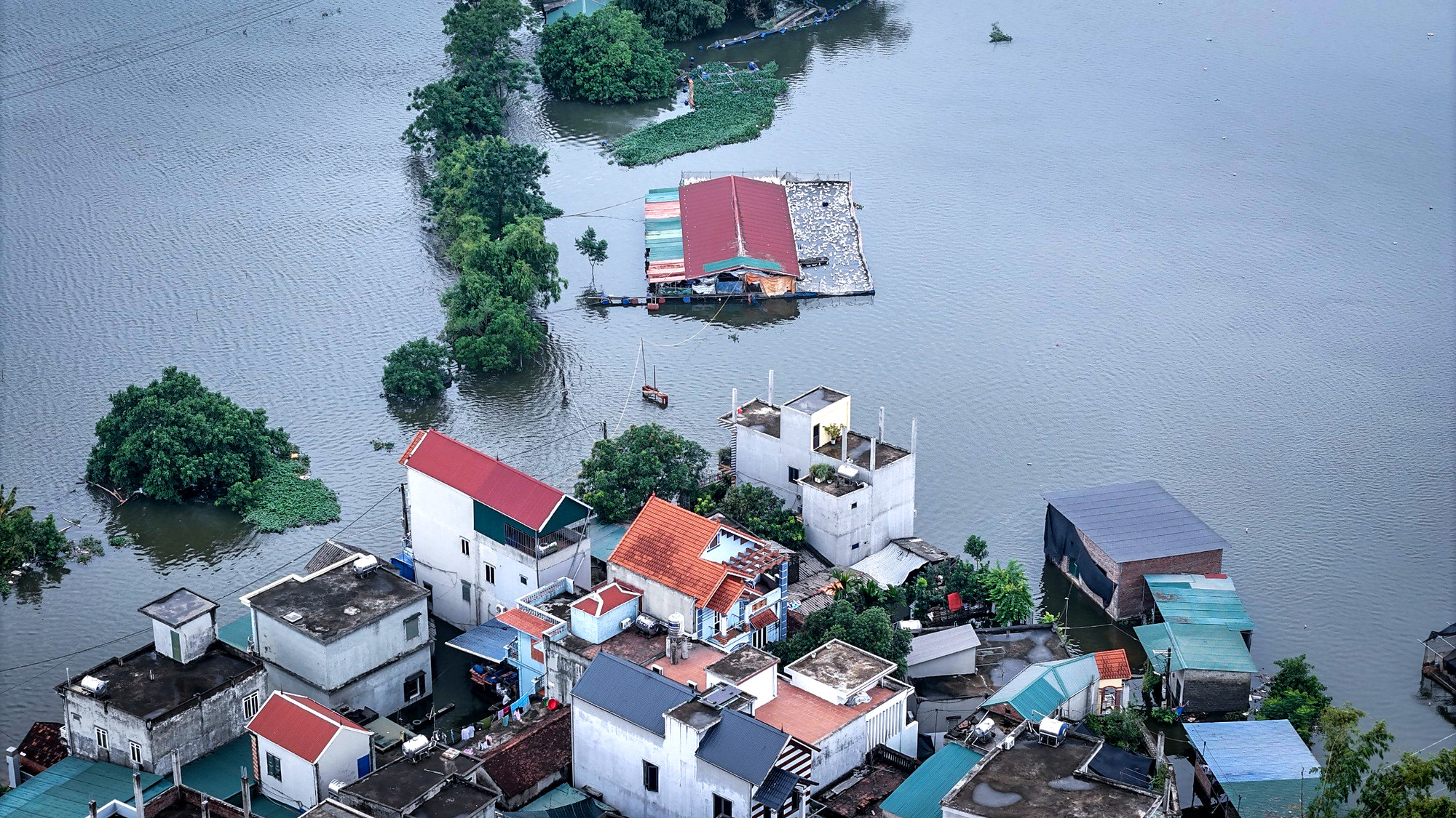 Cấn Hạ trở thành ốc đảo gần 1 tuần nay...